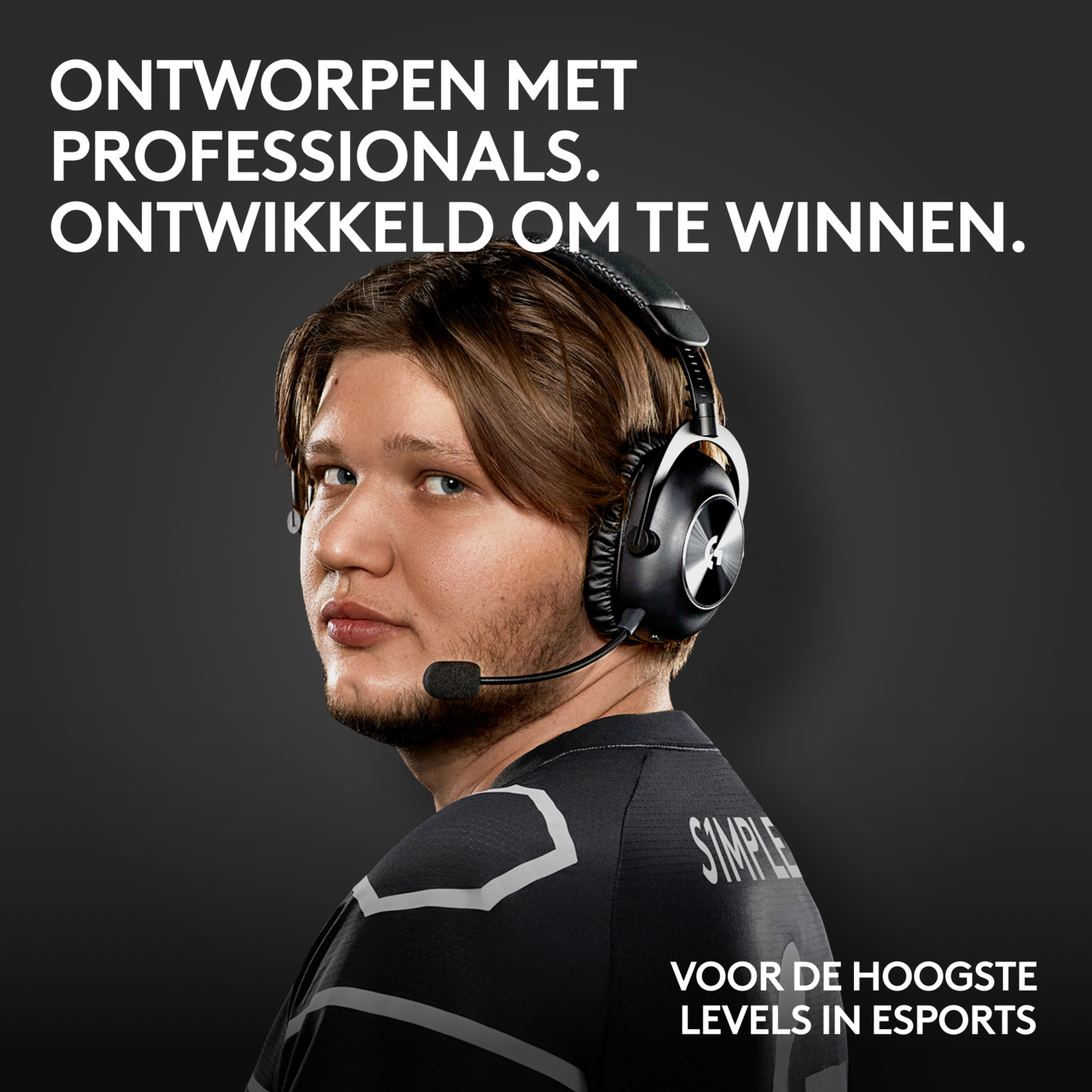 Een man met een headset, die in de camera kijkt. Tekst: 'Ontworpen met professionals'.