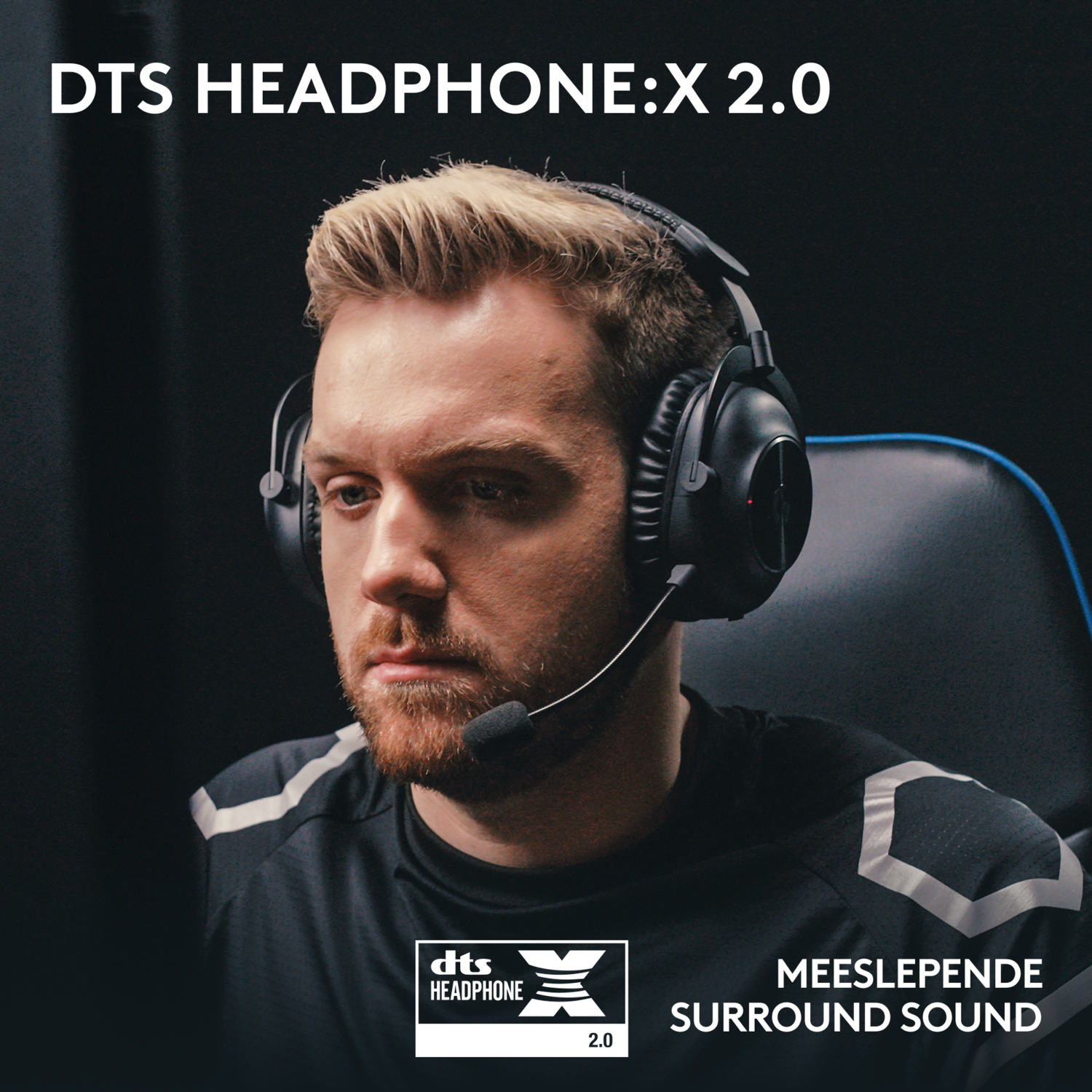 Man met koptelefoon. Tekst: 'DTS HEADPHONE:X 2.0' en 'BETOVEREND SURROUND GELUID'.