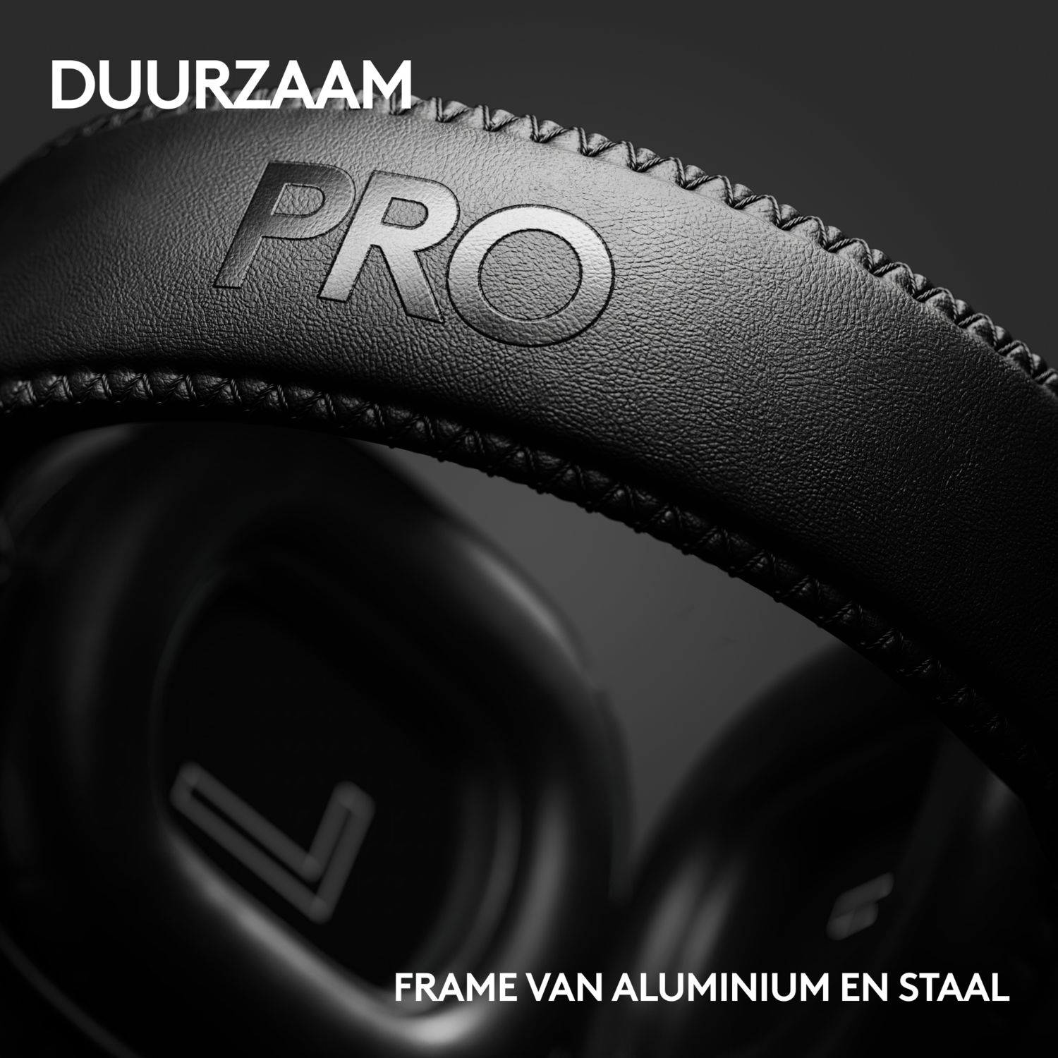Close-up van een zwarte koptelefoon met PRO-tekst en de woorden FRAME VAN ALUMINIUM EN STAAL.