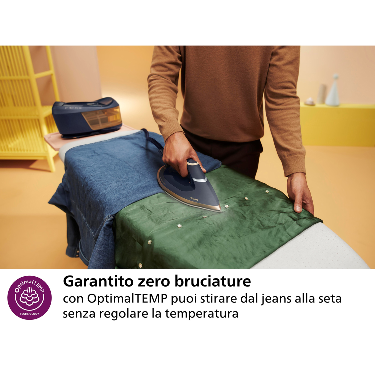 Una persona che stira tessuto verde con un ferro da stiro blu su un'asse da stiro. Testo visibile.