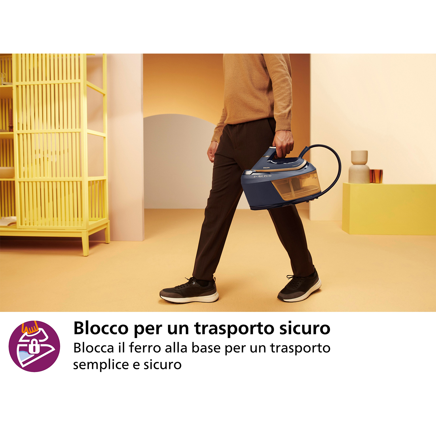 Una persona trasporta un ferro da stiro blu e nero. Testo: "Bloccare il ferro alla base per un trasporto sicuro"