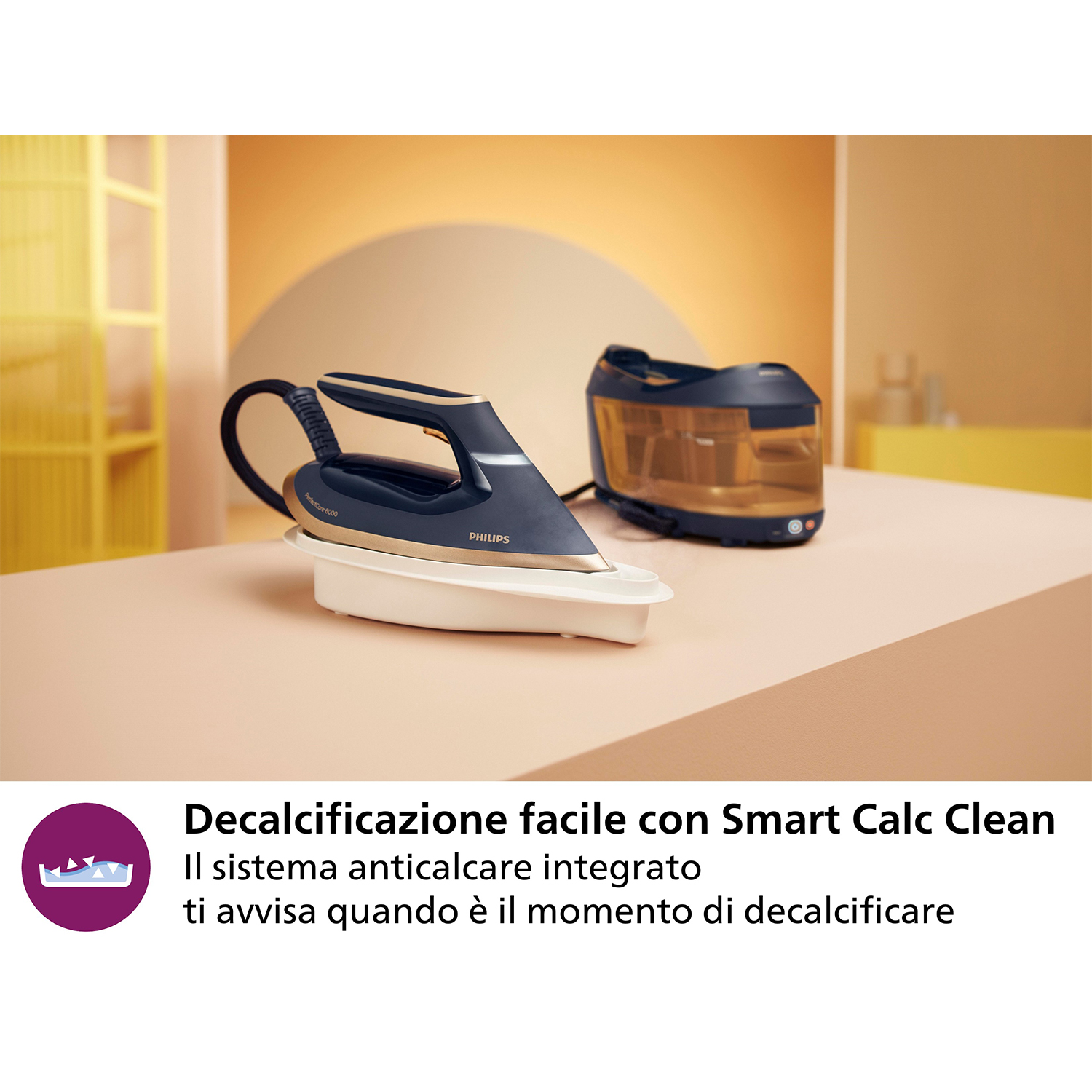 Ferro da stiro e serbatoio dell'acqua, con testo sulla facile decalcificazione con Smart Calc Clean.