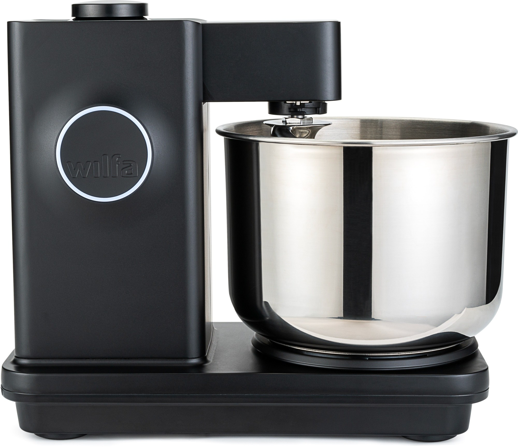 Ein schwarzer Standmixer mit einer Edelstahlschüssel, auf weißem Hintergrund.