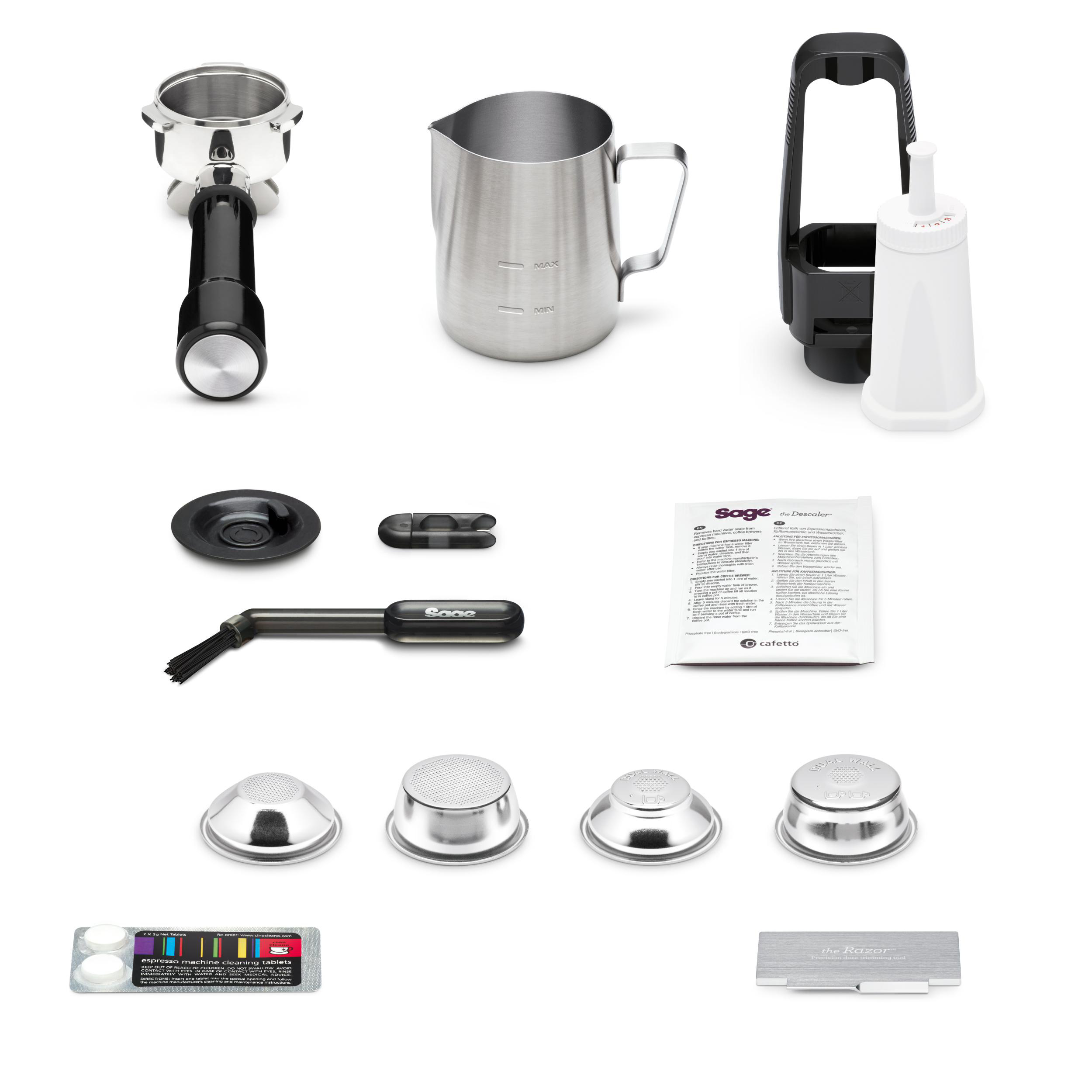 Verschiedene Kaffeemaschinenteile: Siebträger, Kännchen, Reinigungskit, Tamper und Filter, alle auf weißem Untergrund angeordnet.