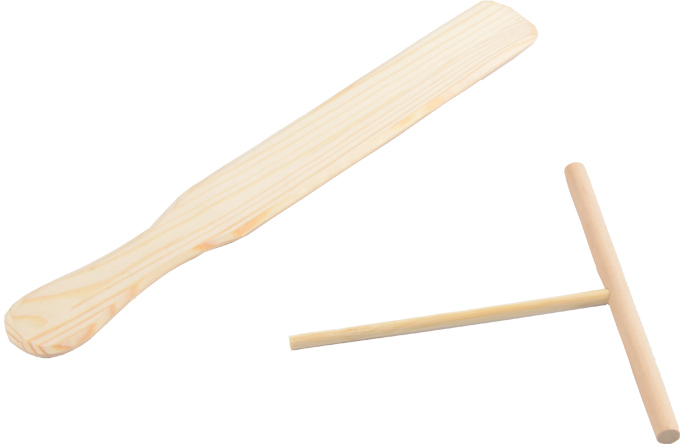 Deux ustensiles de cuisine en bois : une spatule et un ustensile en T pour faire des crêpes.