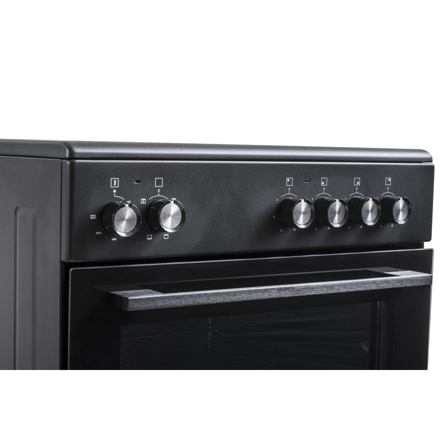 Zwarte oven met knoppen. De ovendeur staat open en toont de binnenkant van de oven.