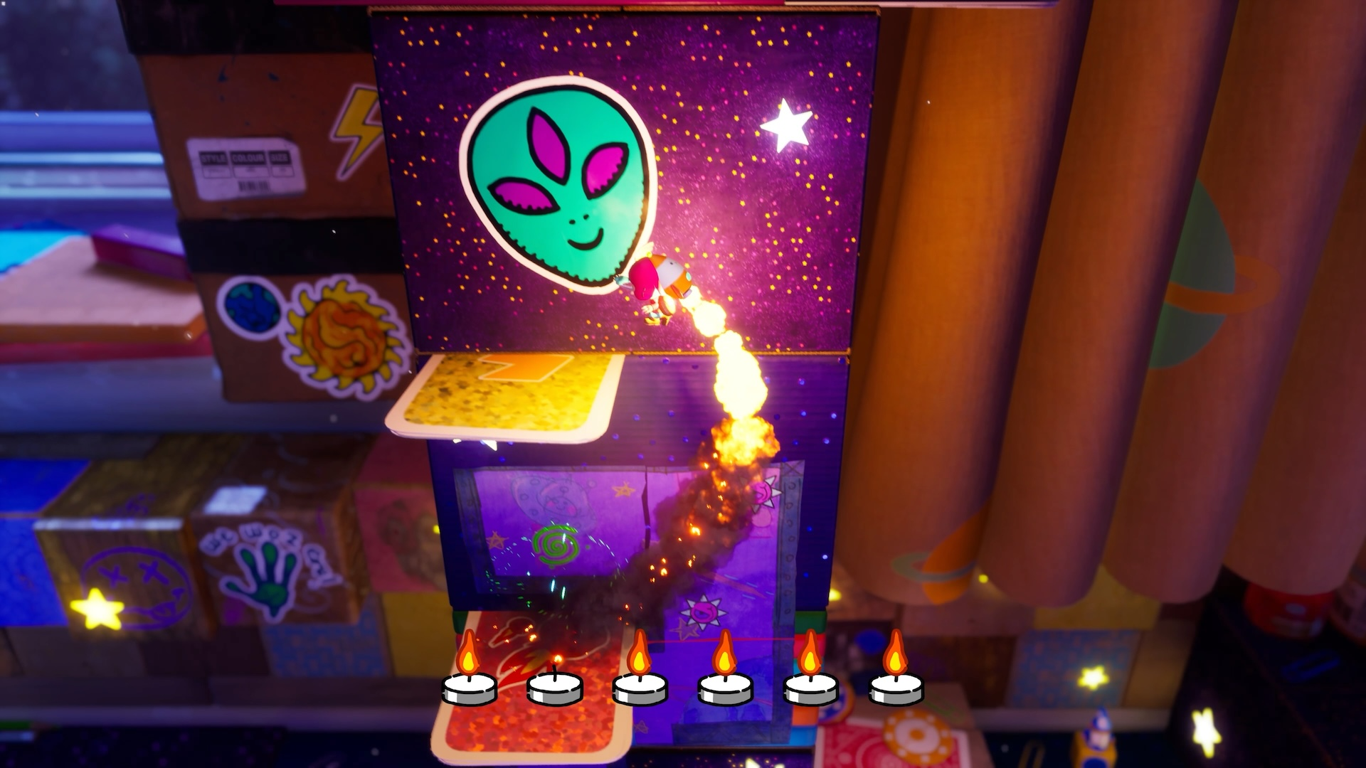 Arte alienígena en pila de cajas de cartón. Velas al frente. Fondo espacial morado oscuro.