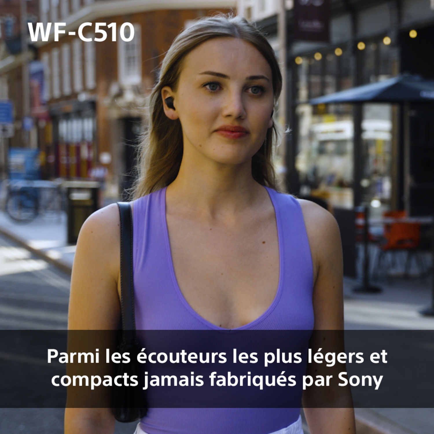 Femme en haut violet avec des écouteurs. Texte : Parmi les écouteurs les plus légers et compacts jamais fabriqués par Sony.