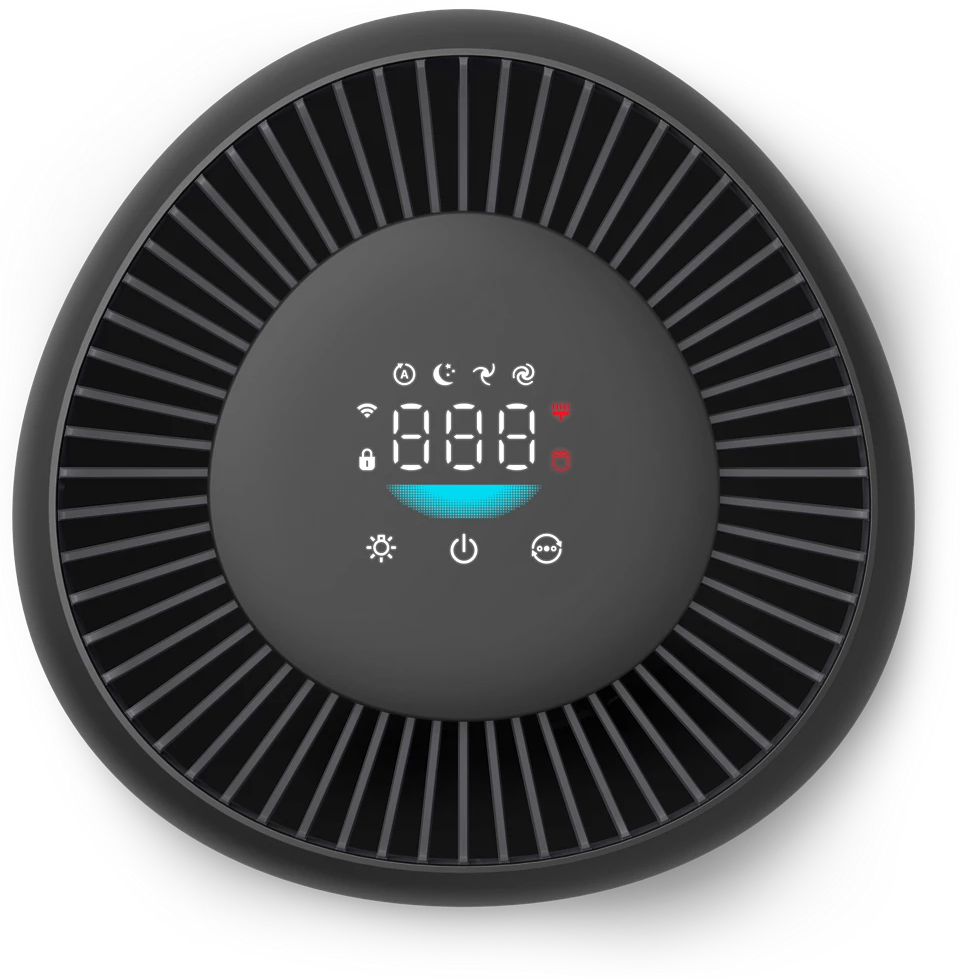 Fekete légtisztító felülről, digitális kijelzővel és ventilátorral. A kijelző számokat és ikonokat mutat.