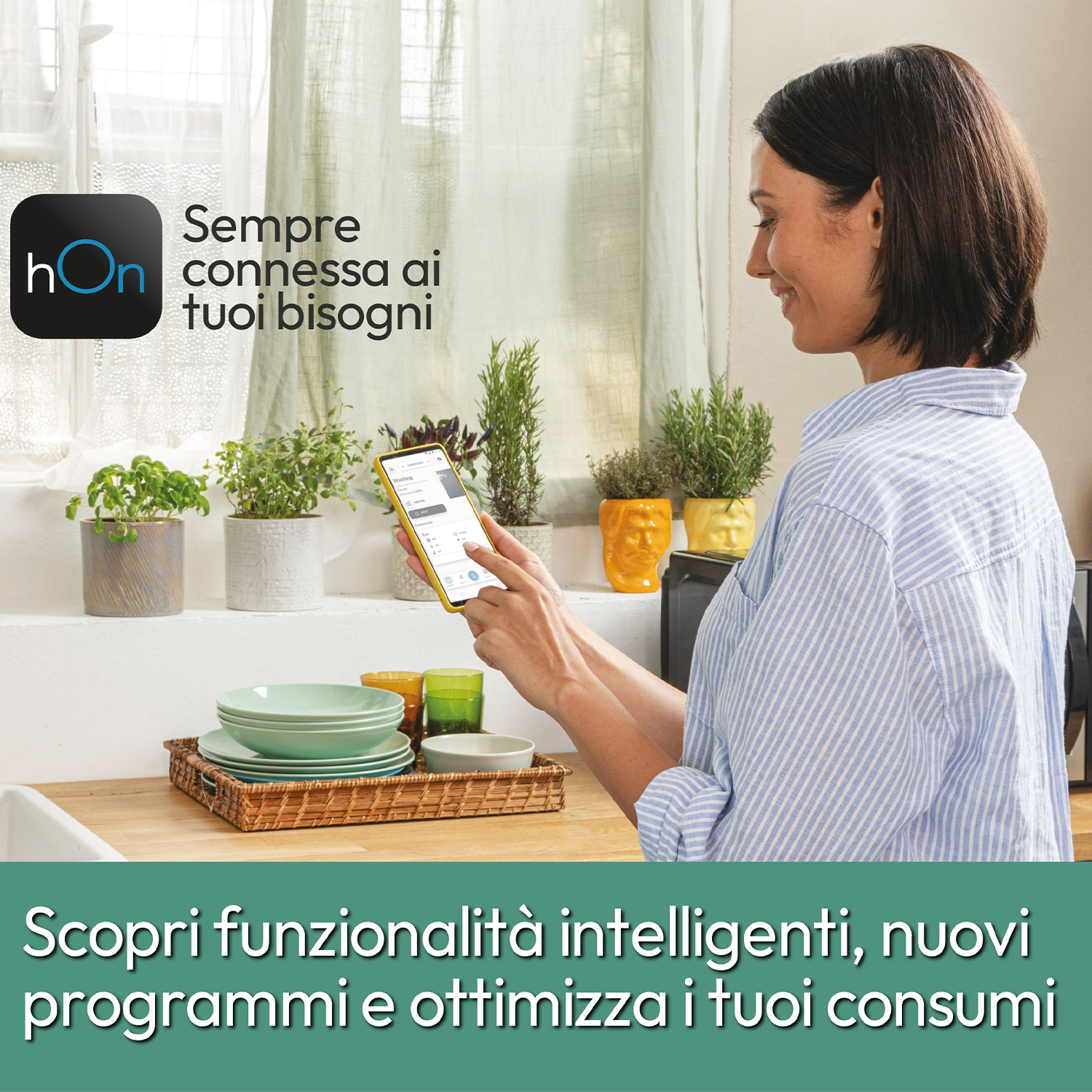 Donna che usa il telefono sul bancone della cucina con piante, piatti e sovrapposizione di testo.