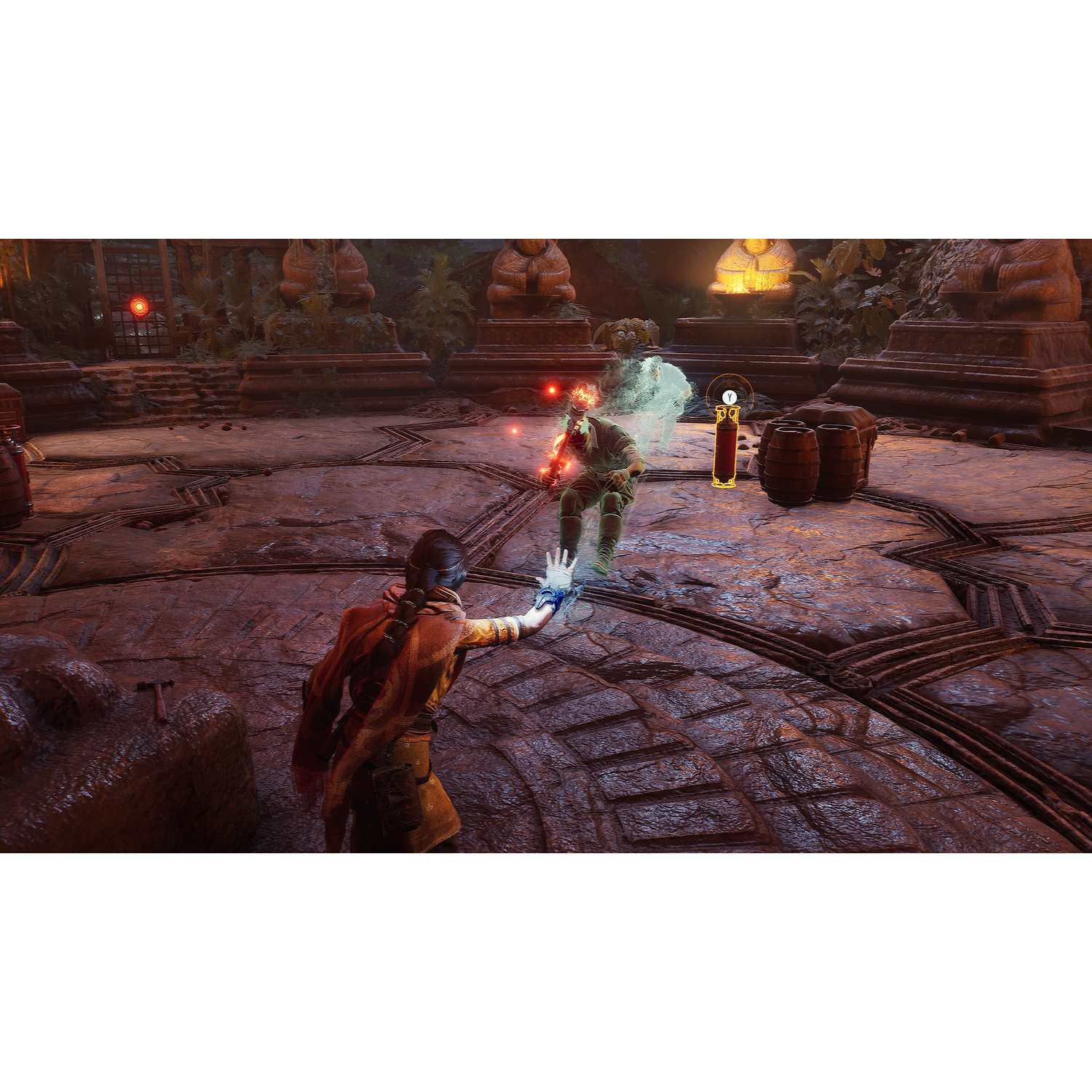Een personage richt magie op een vijand in een stenen binnenplaats. Twee vaten en beelden op de achtergrond.
