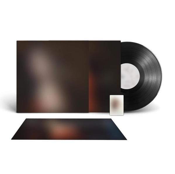 Vinil hanglemez, album borító és betét. Az albumborító sötét, elmosódott képpel, a vinil fekete.