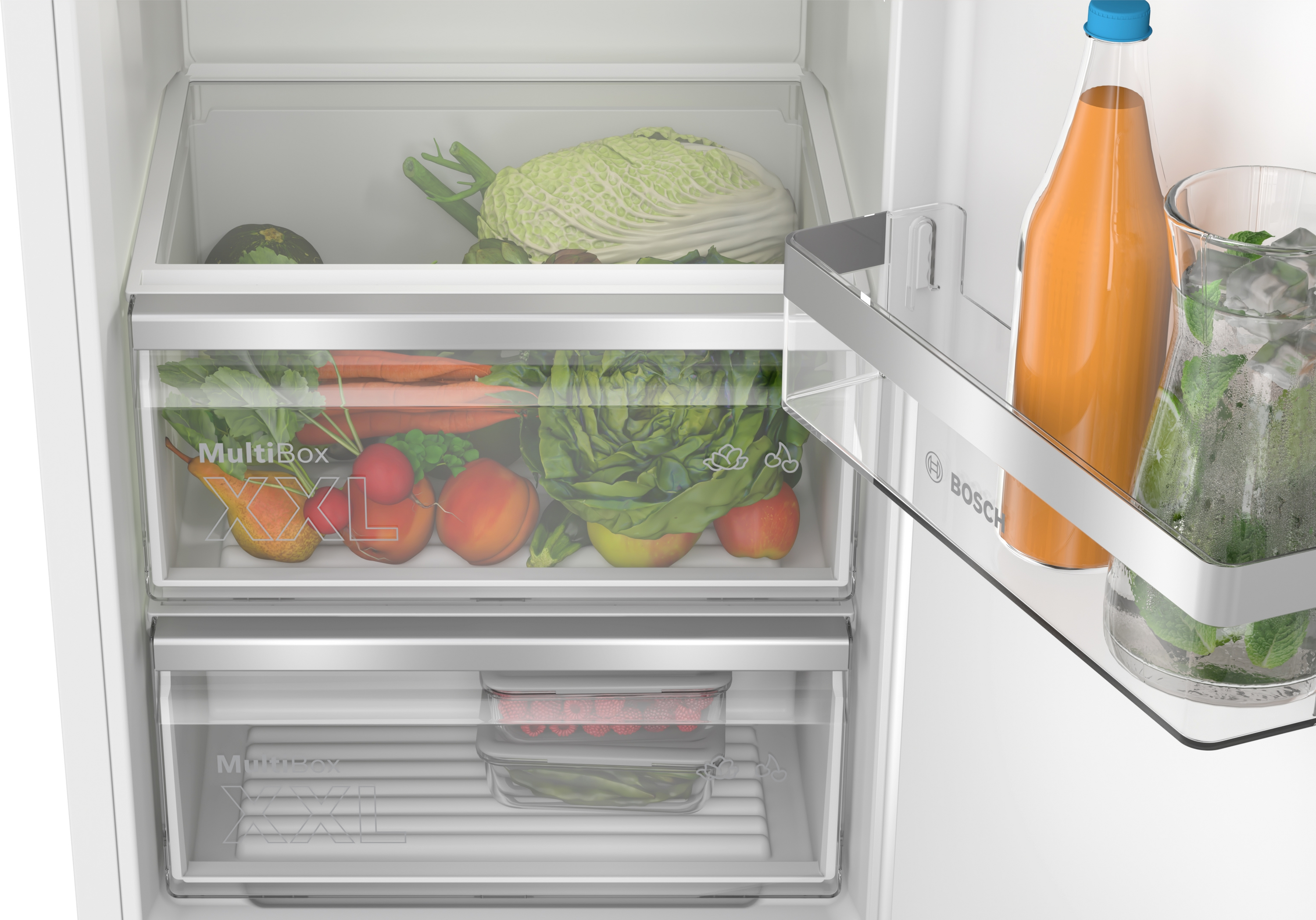 Kühlschrankinnenraum mit transparenten Schubladen. Enthält Gemüse, Obst und eine Flasche.