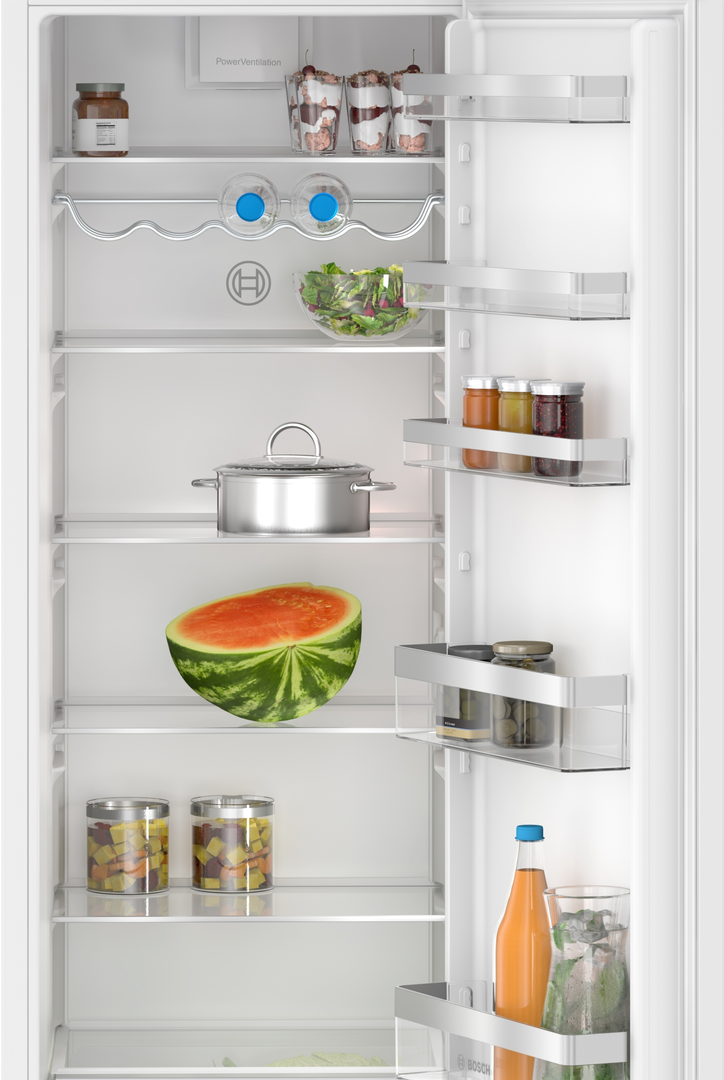 Offener Kühlschrank mit Lebensmitteln im Inneren.