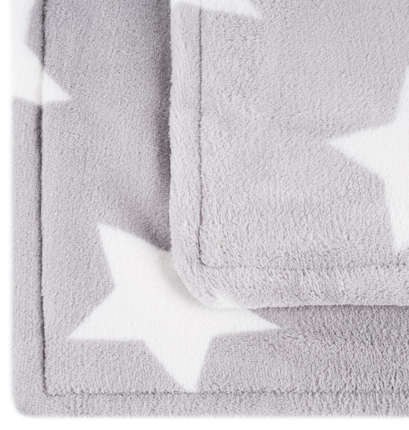 Szary koc z białymi gwiazdami. Koc jest złożony, pokazując dwie warstwy materiału.