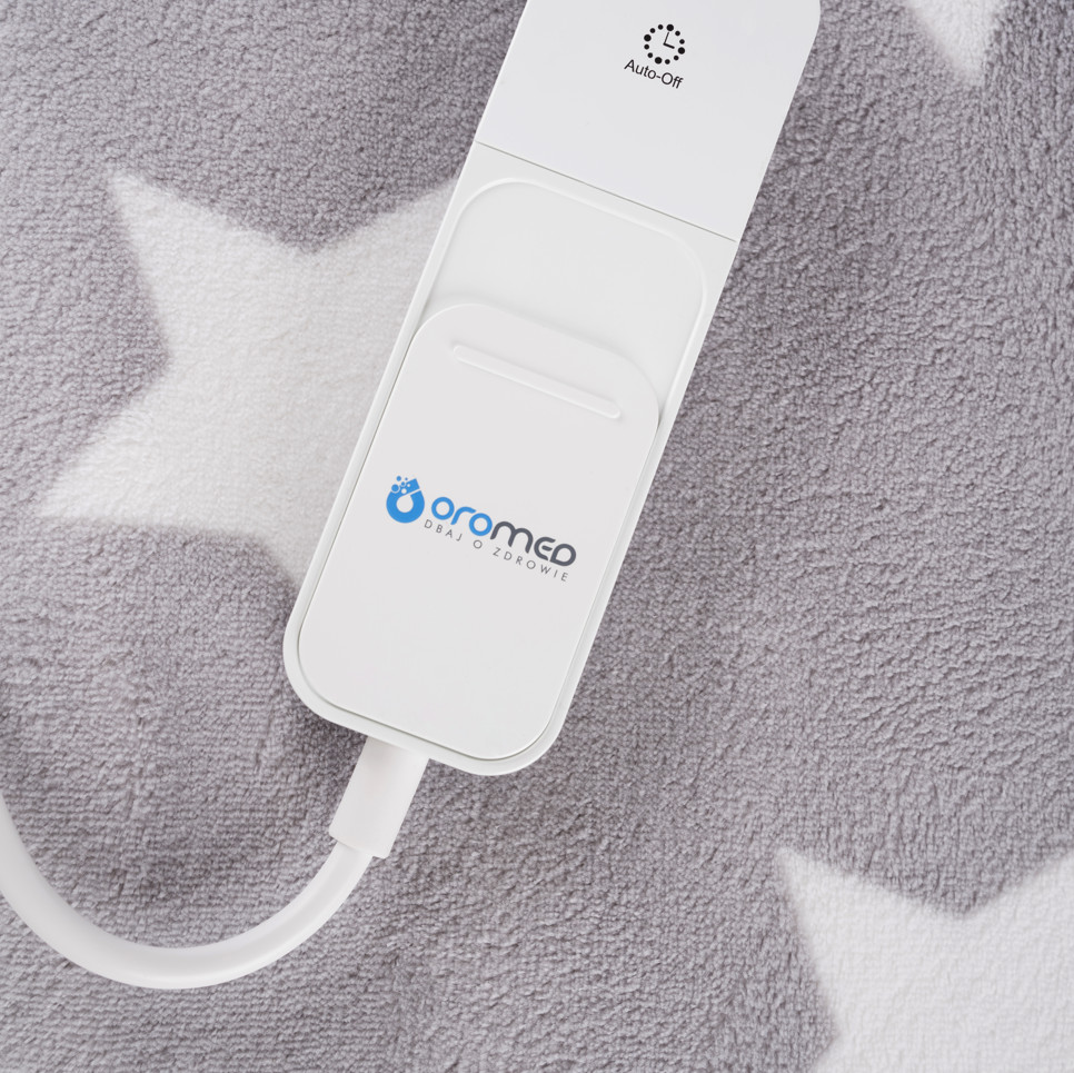 Kontroler i kabel poduszki grzewczej z białym i szarym wzorem gwiazd.