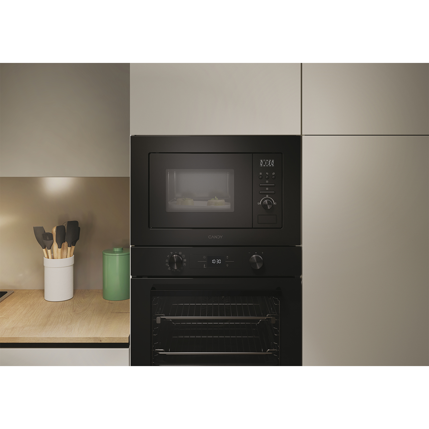 Microonde e forno neri integrati in un mobile da cucina. Display digitale visibile.