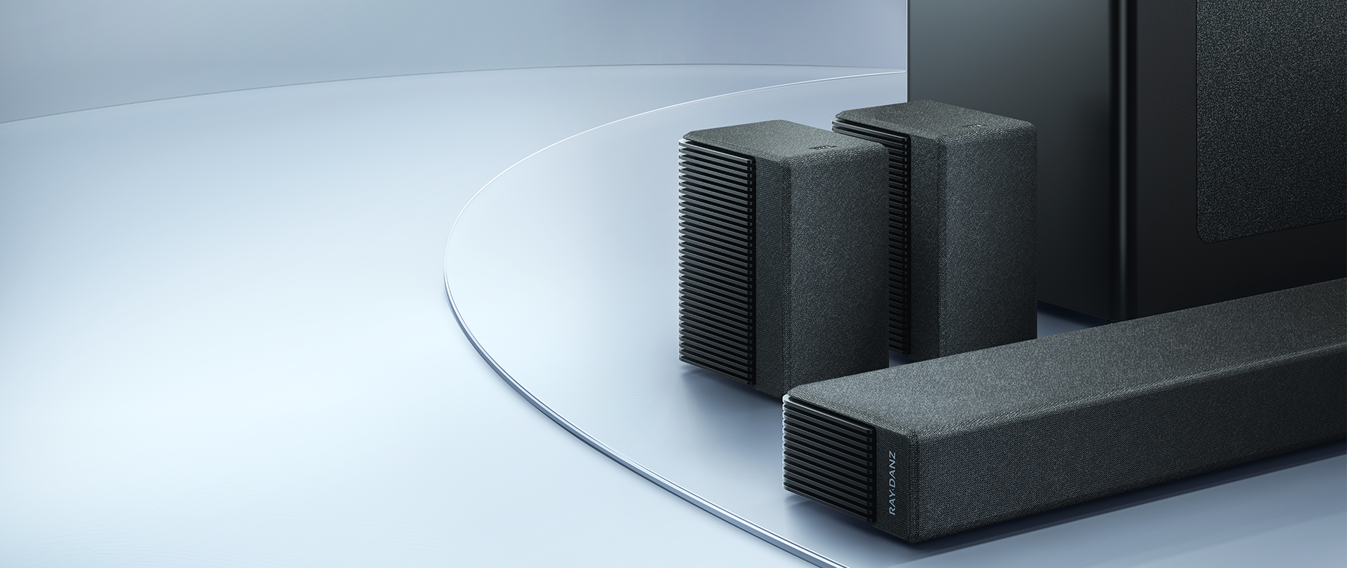 Açık mavi bir yüzeyde hoparlörler ve bir soundbar. Modern ses ekipmanı.