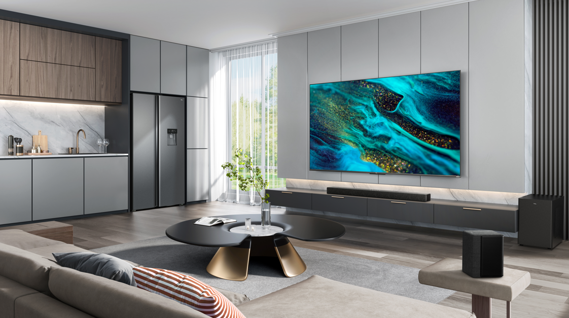 Büyük bir TV ve koyu gri bir dolap üzerinde bir soundbar bulunan modern bir oturma odası.