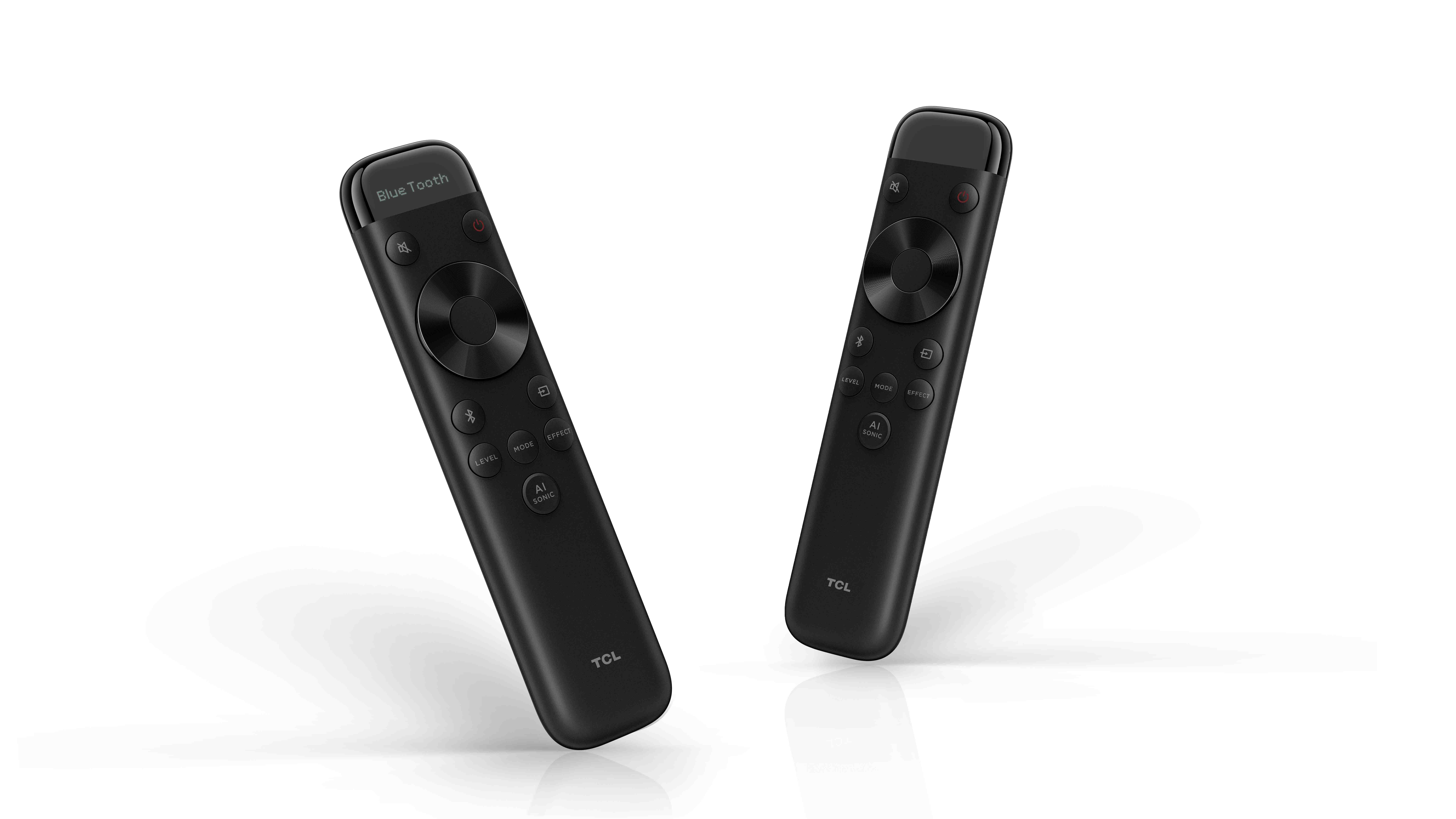 İki siyah TCL Bluetooth uzaktan kumandası. Beyaz arka plan.