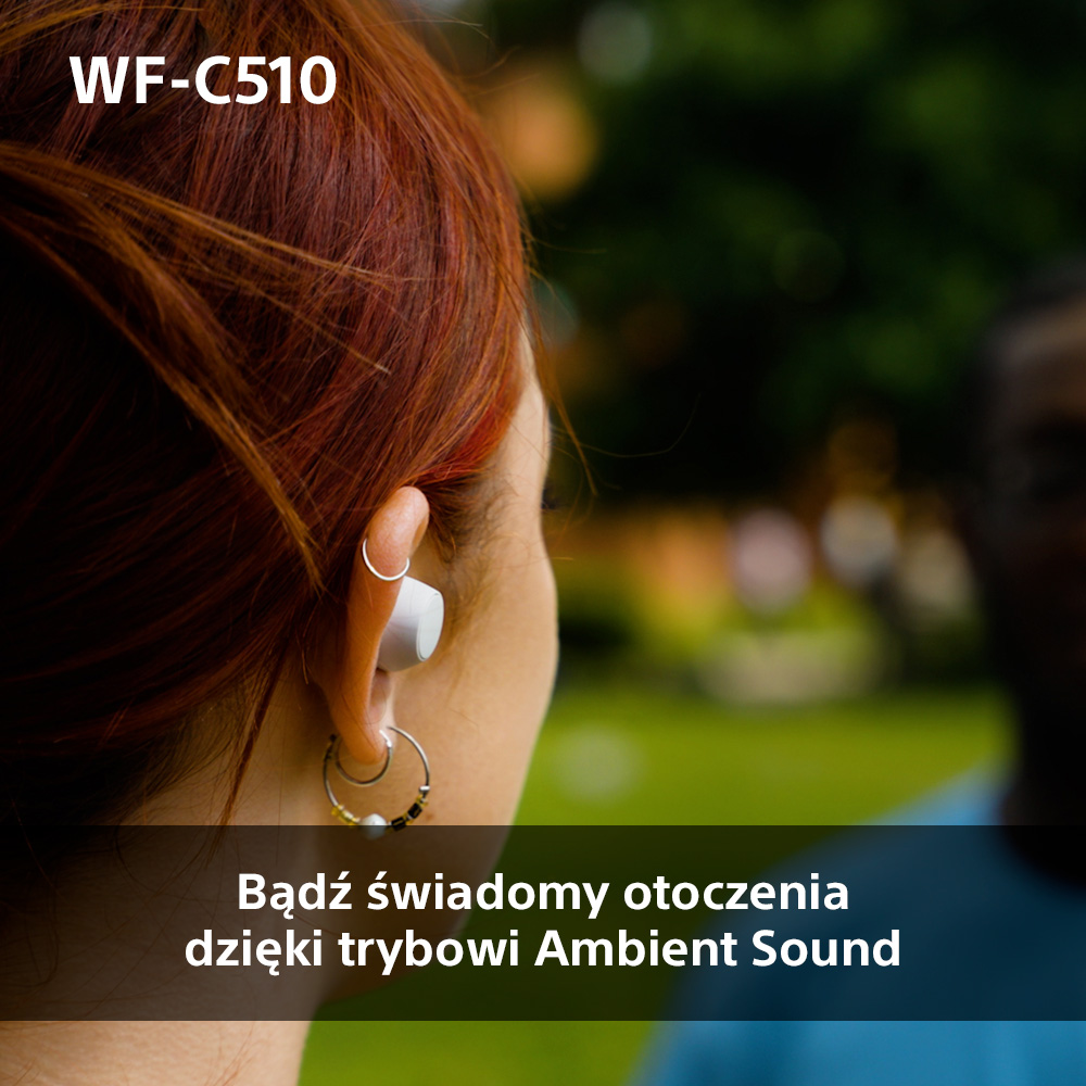 Kobieta w słuchawkach z tekstem 'Ambient Sound', z rozmytym tłem.