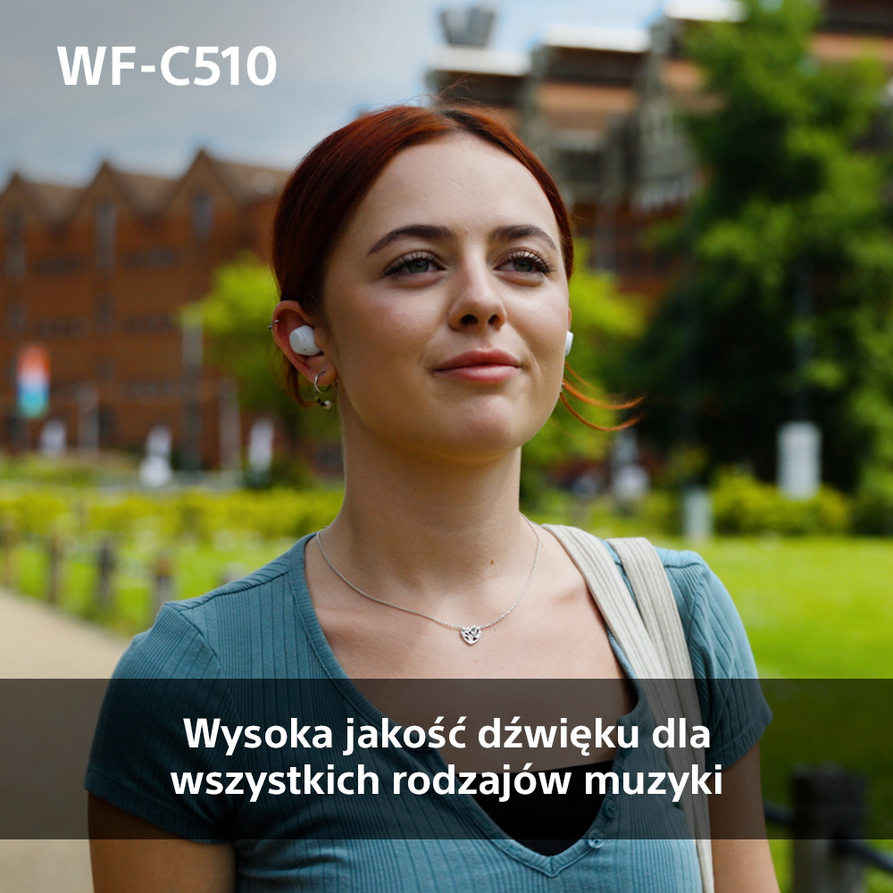 Kobieta nosząca słuchawki na zewnątrz z tłem budynku i tekstem.