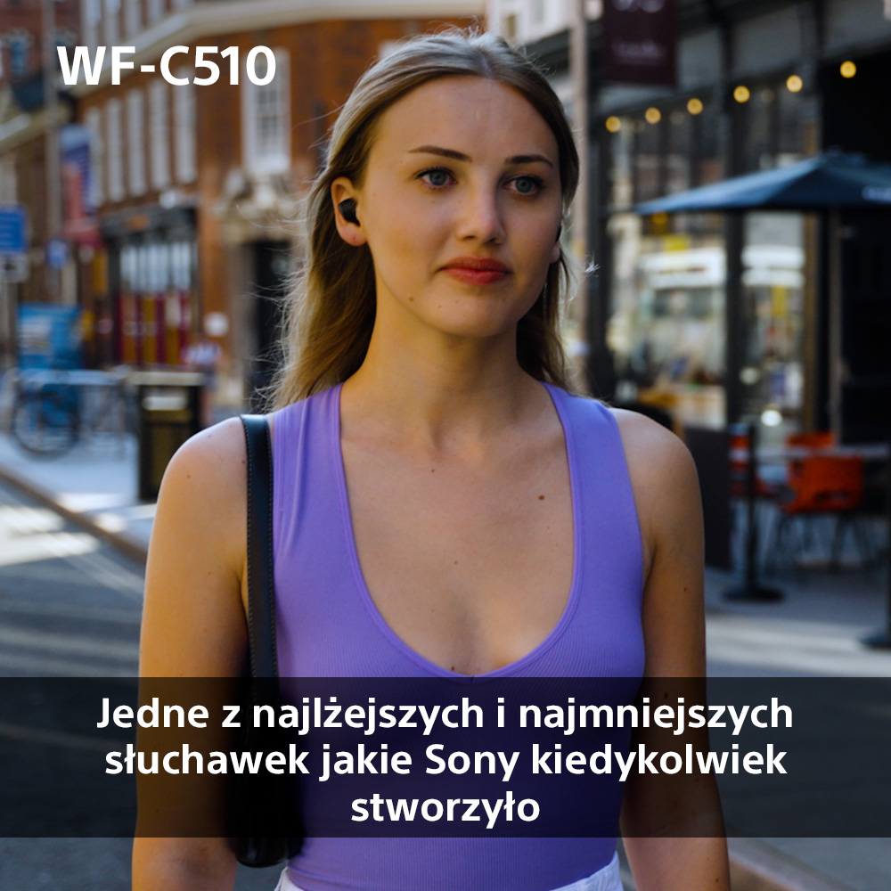 Kobieta ze słuchawkami na ulicy. Tekst: Jedne z najlżejszych i najbardziej kompaktowych słuchawek Sony.