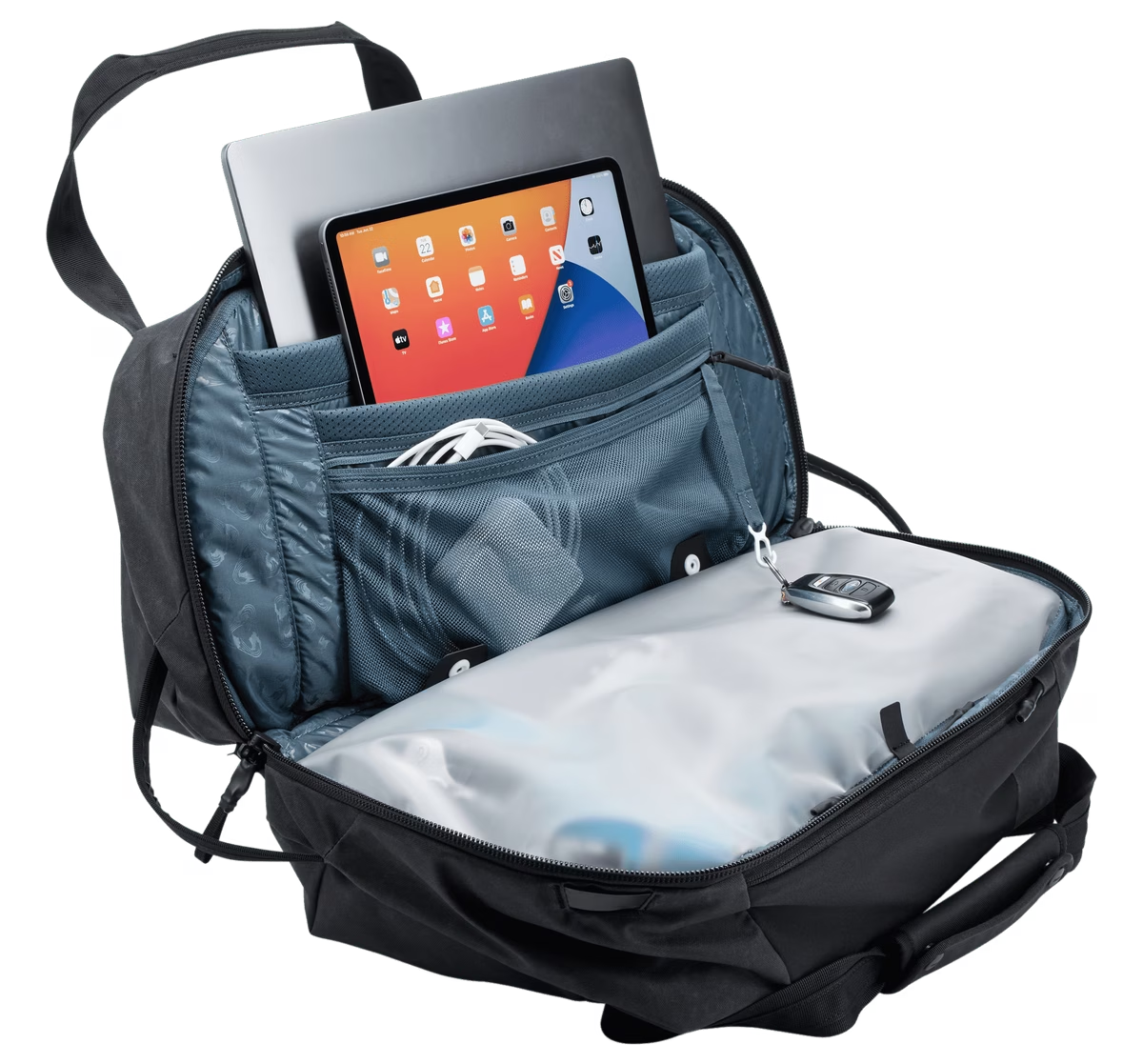 Fekete hátizsák nyitva, laptopot, tabletet és kiegészítőket mutat. Fekete háttér.