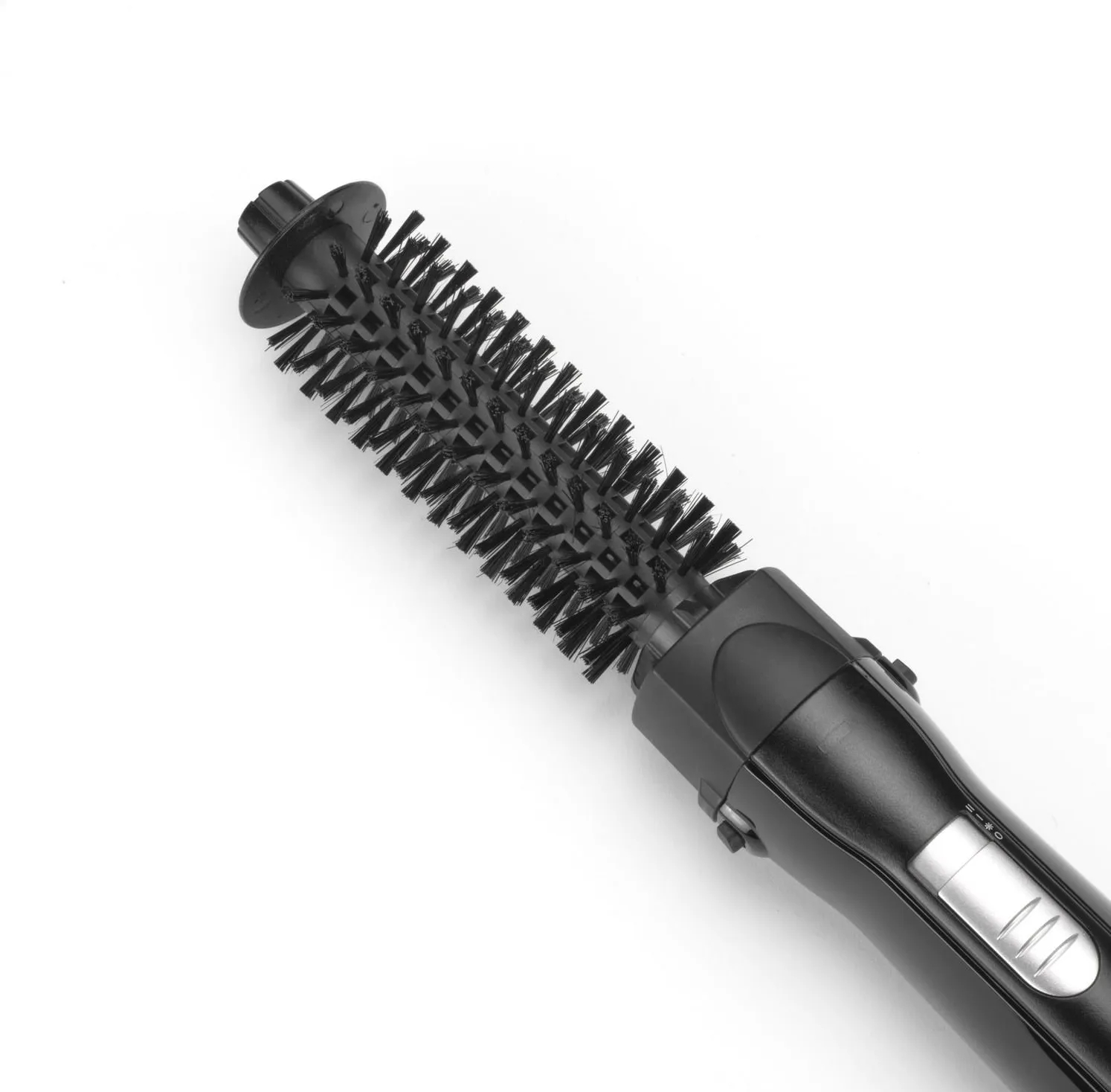 Czarna szczotka do stylizacji włosów na białym tle.