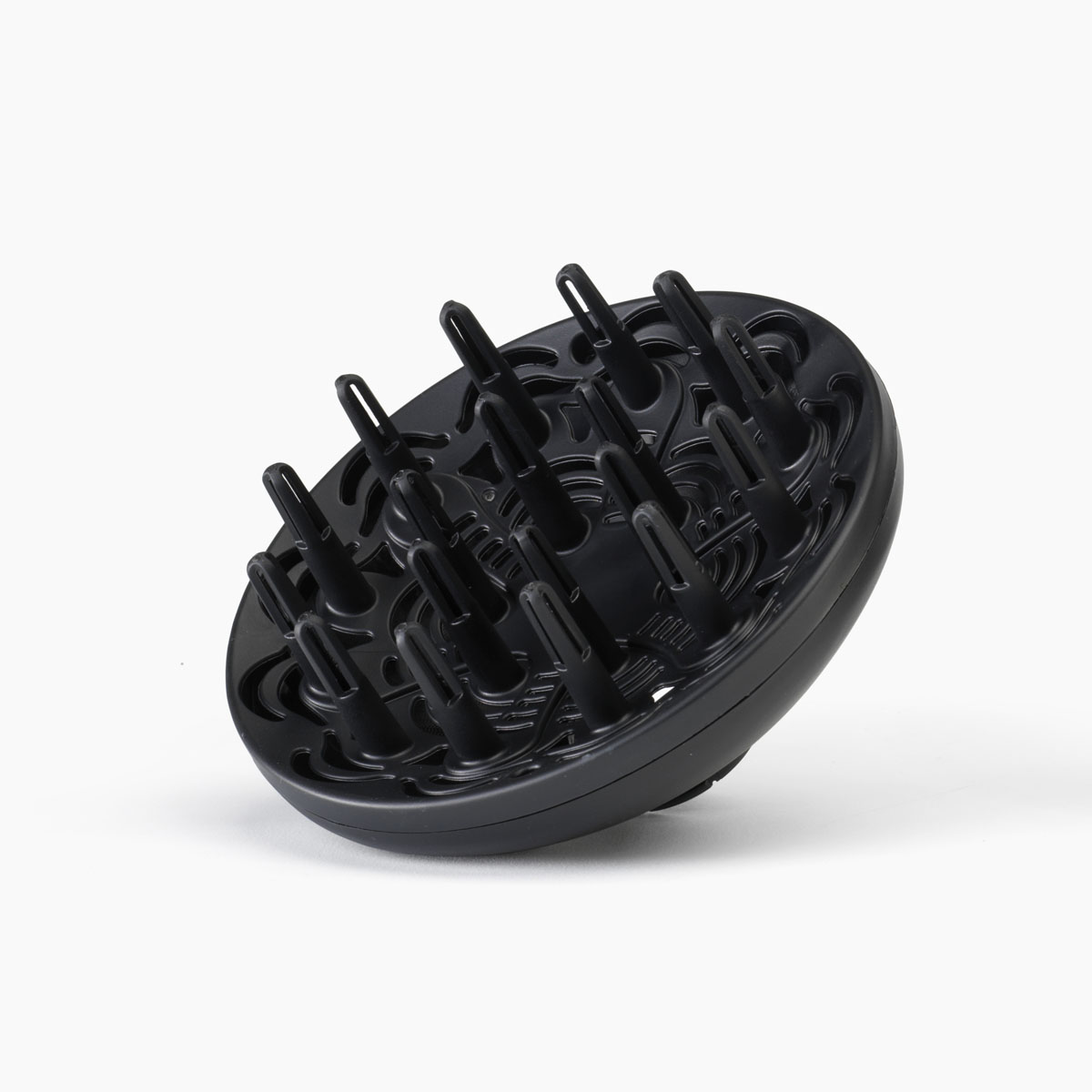 Czarny dyfuzor do suszarki do włosów z wieloma bolcami, ustawiony pod kątem na białym tle.