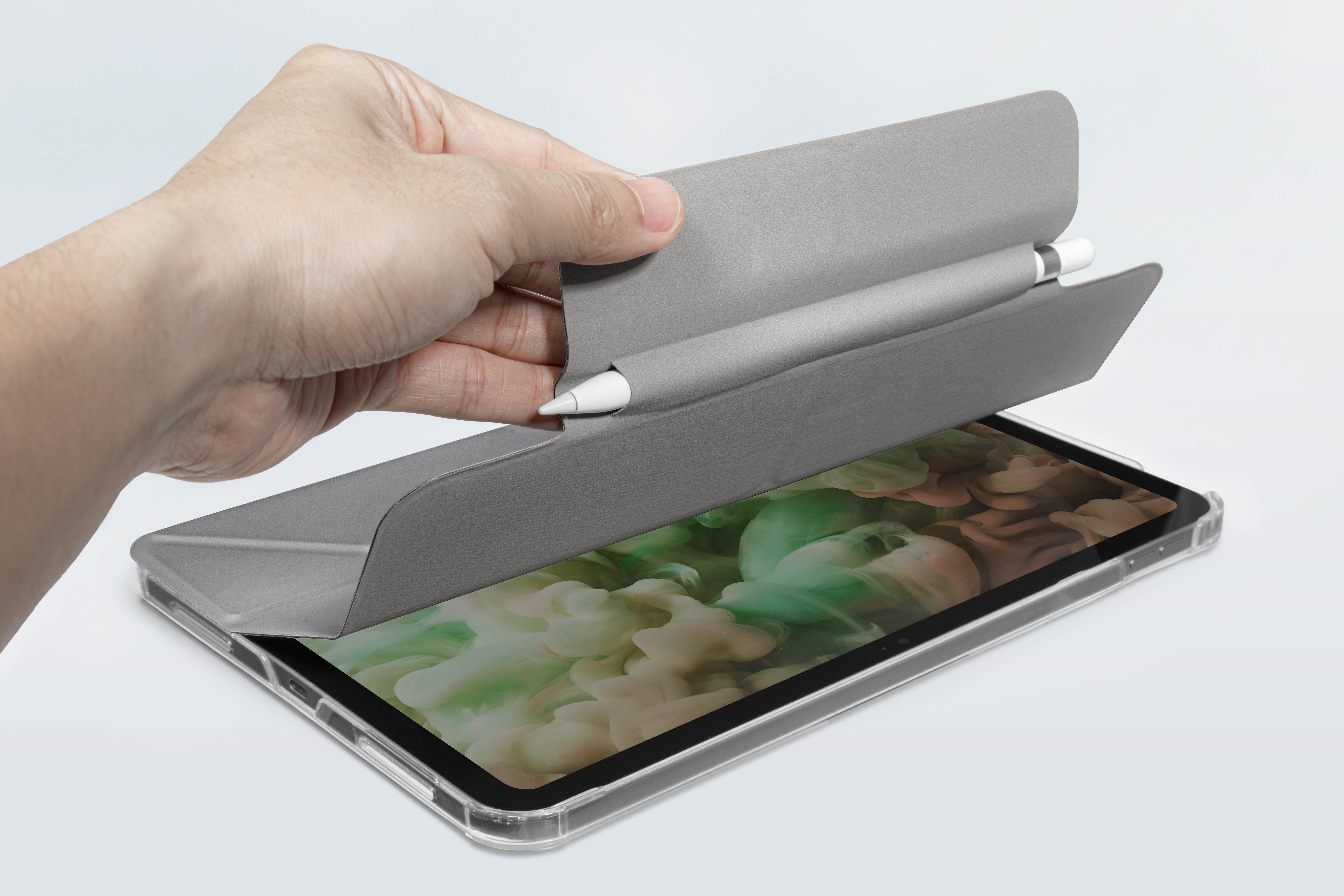 Hand öffnet graue Tablet-Hülle mit Stift. Tablet auf weißer Oberfläche. Der Hintergrund ist weiß.