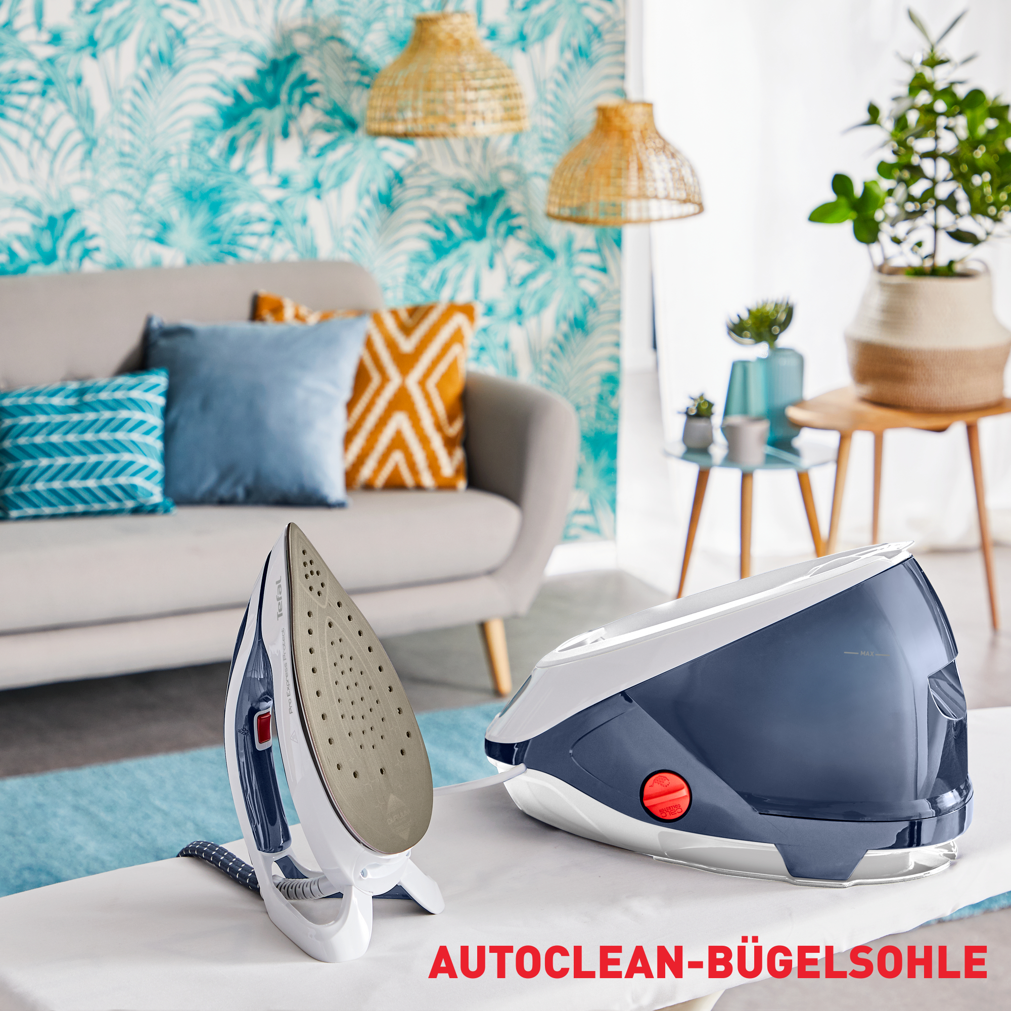 Ein Bügeleisen und seine Basis auf einem Tisch, mit Sofa und Deko im Hintergrund. Text: AUTOCLEAN-BÜGELSOHLE.