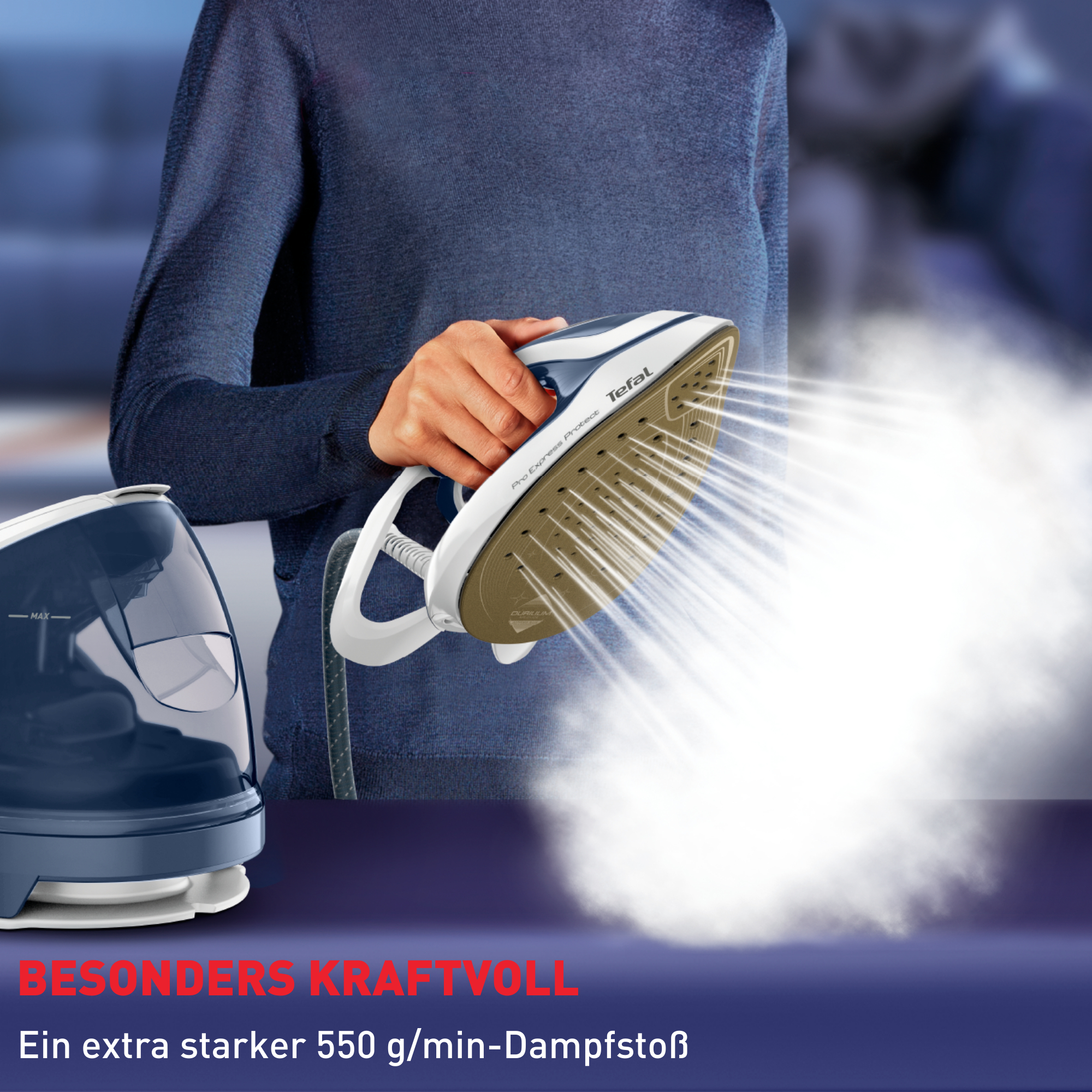 Frau, die ein Dampfbügeleisen benutzt, Dampf tritt aus, mit Text unten.
