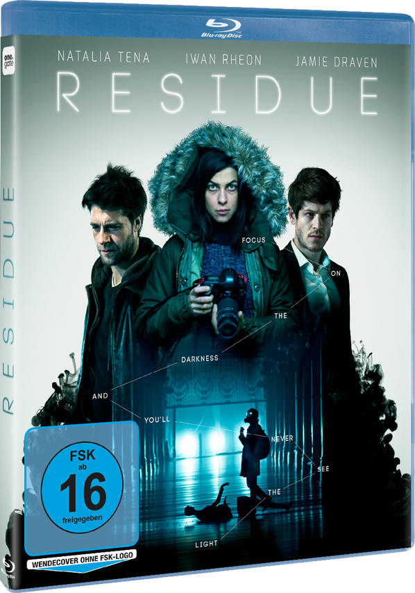 Filmcover mit drei Personen und dem Titel 'RESIDUE'.