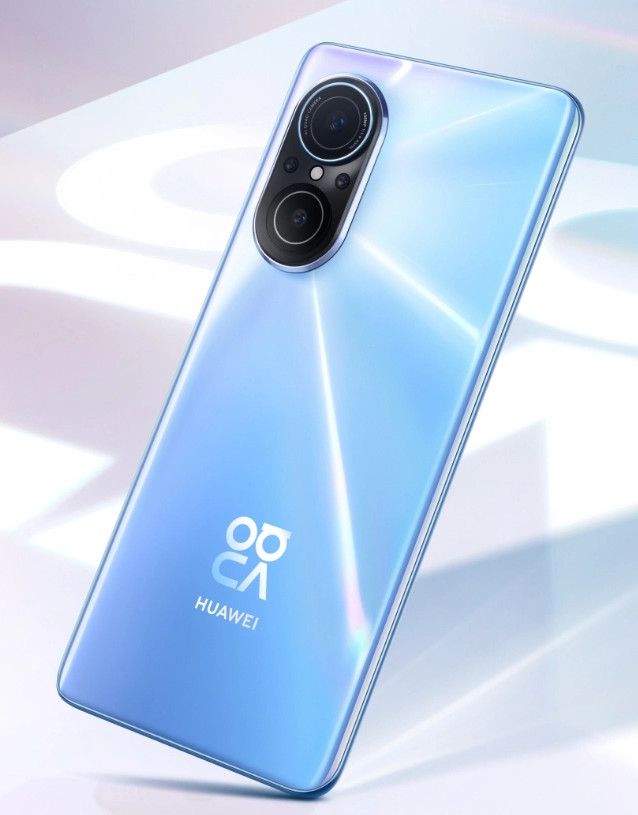 Jasnoniebieski smartfon z trzema tylnymi aparatami i logo Huawei.