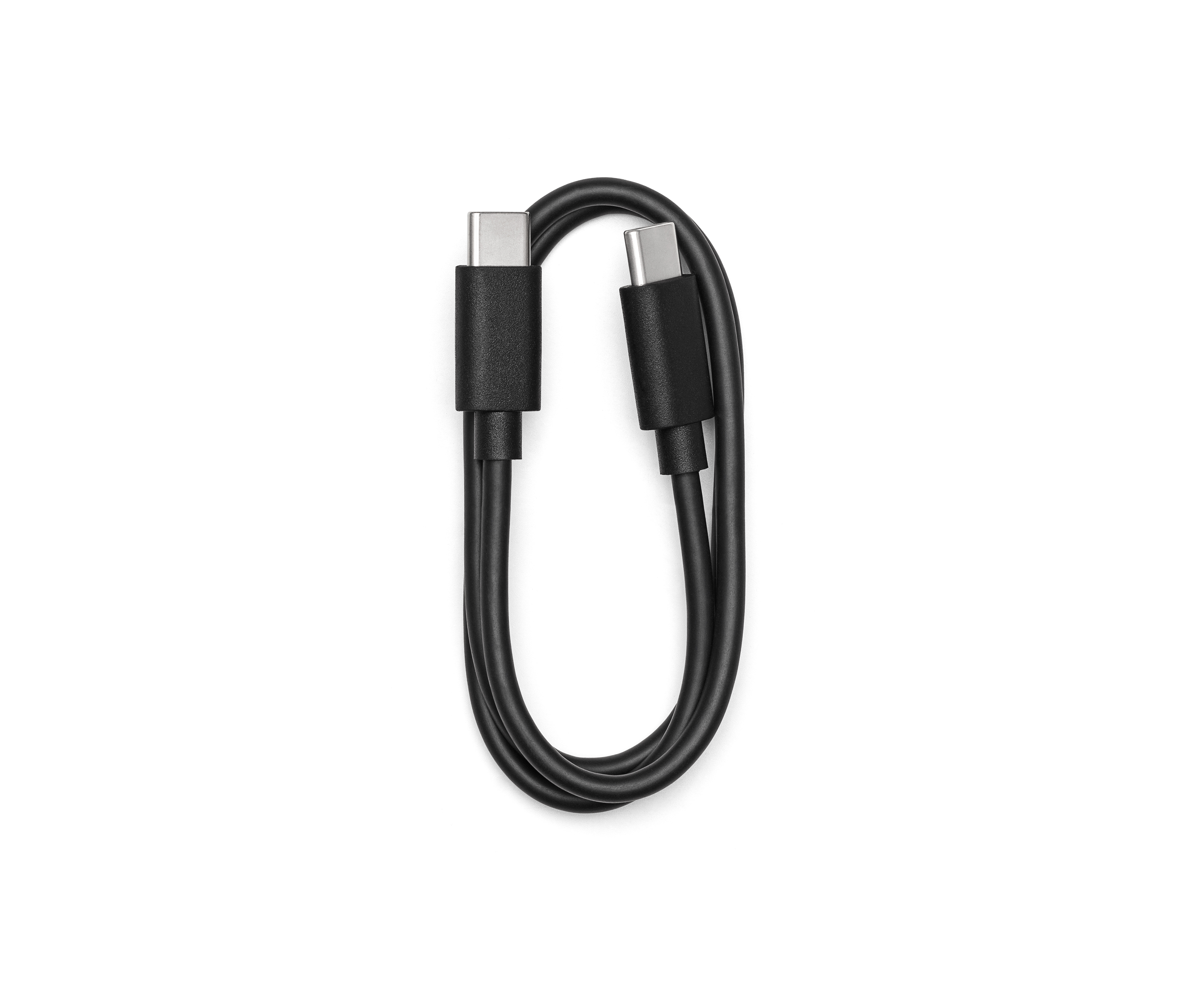 Ein schwarzes USB-C-Kabel mit einem USB-C-Anschluss an jedem Ende, das auf einer weißen Oberfläche liegt.