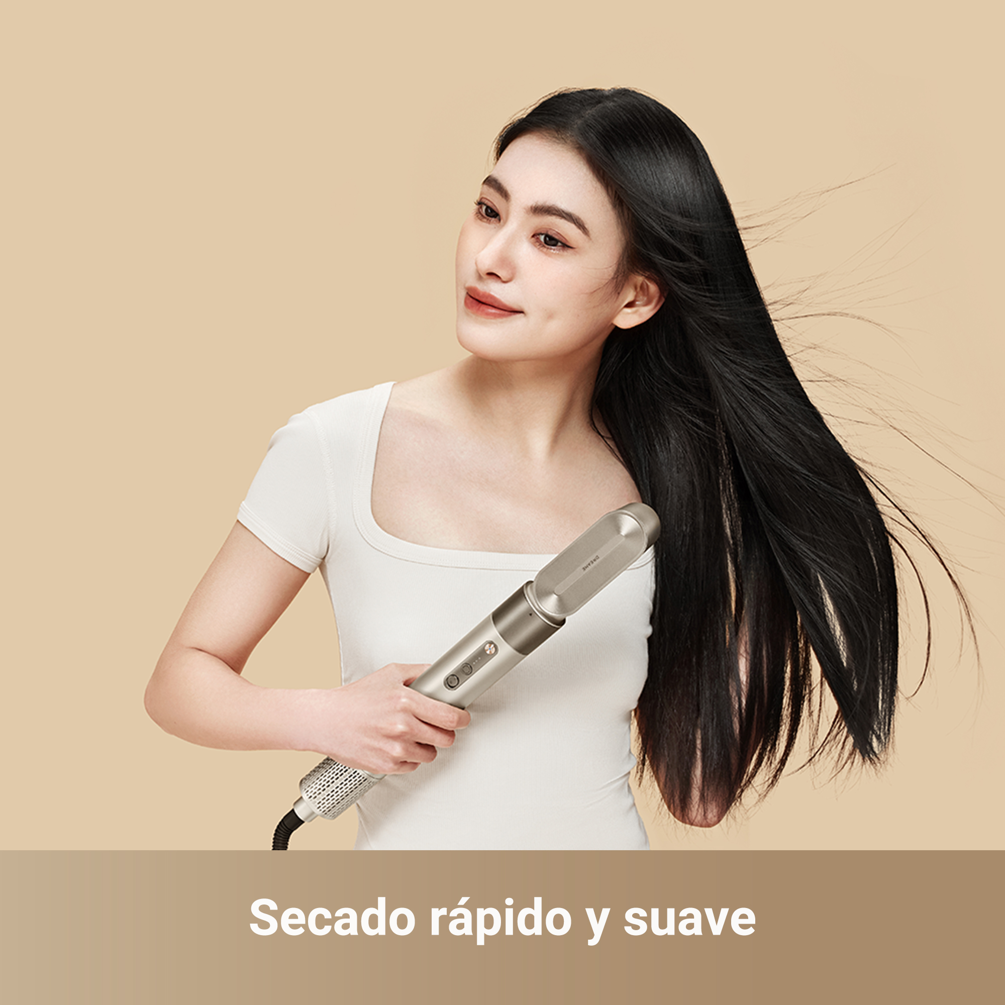 Mujer con pelo largo negro usando un moldeador de pelo, texto: 'Secado rápido y suave'.