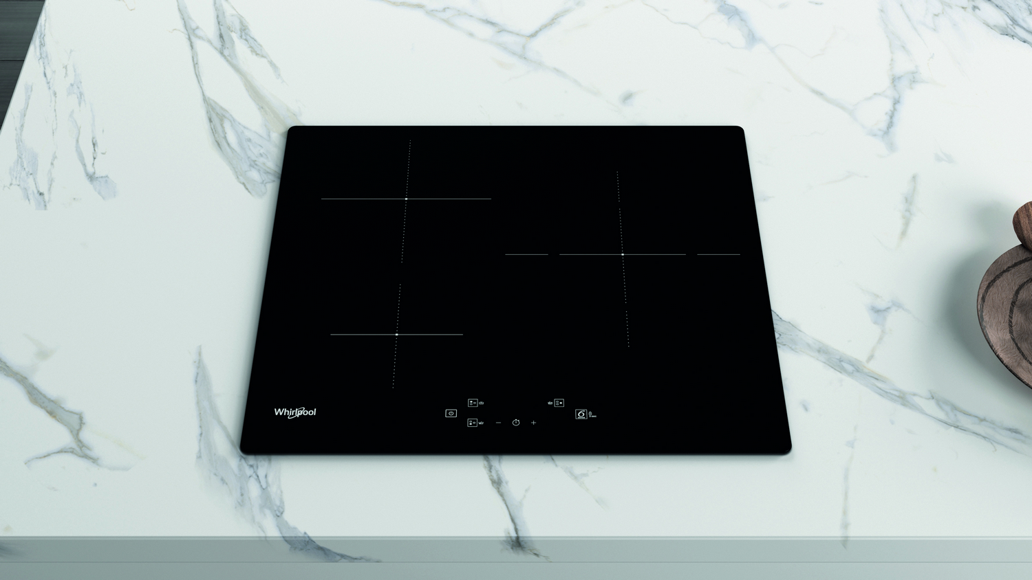 Placa de inducción negra con cuatro fuegos sobre encimera de mármol.