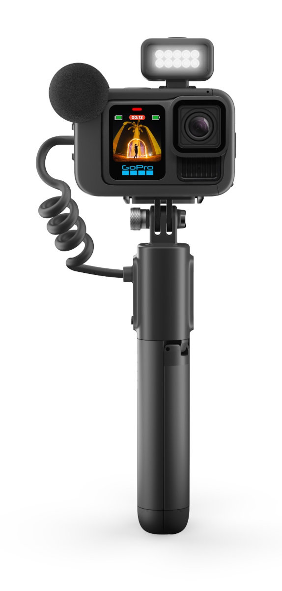 Czarna kamera GoPro na patyku, z mikrofonem, światłem i ekranem pokazującym obraz.