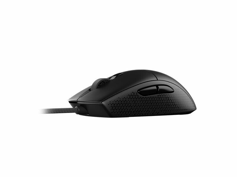 Un ratón gaming negro con agarre texturizado, rueda de desplazamiento y cable.