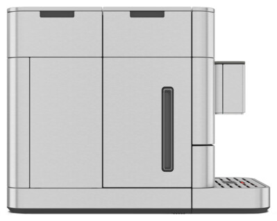 Seitenansicht einer silbernen Kaffeemaschine mit Wassertank und Tassenhalter. Es ist auf weißem Hintergrund.