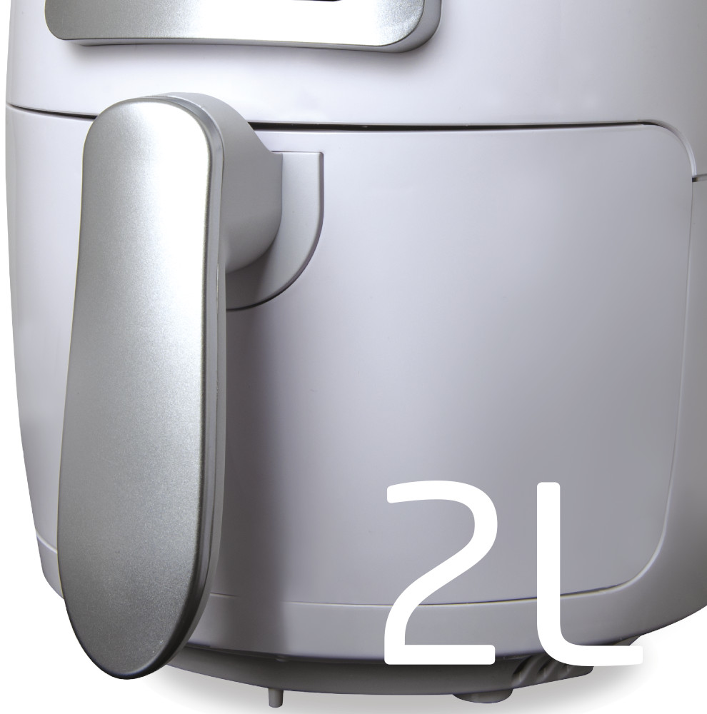 Een witte airfryer met een zilveren handvat, het nummer 2L staat op de voorkant.
