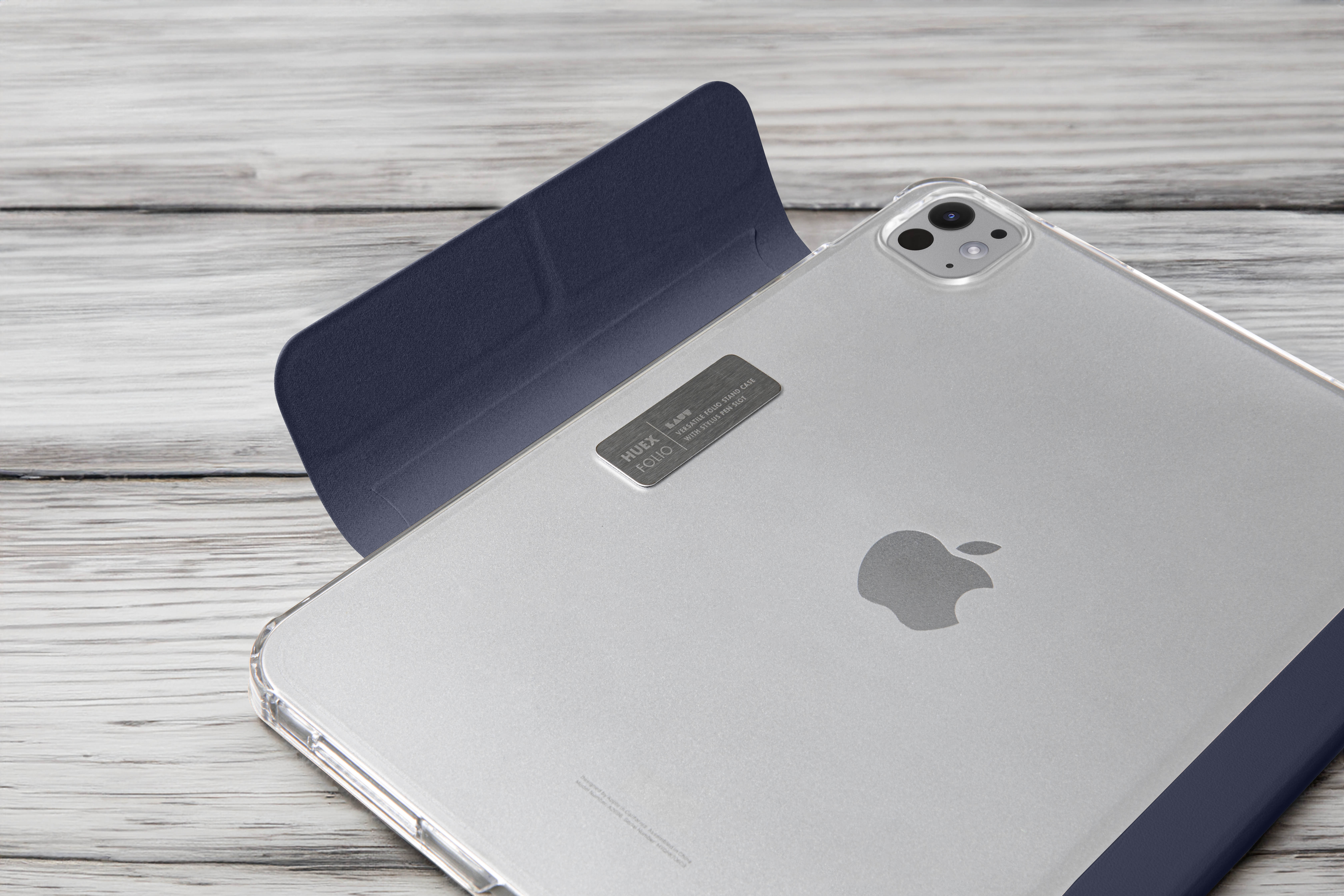 Un iPad con custodia trasparente e cover blu scuro.