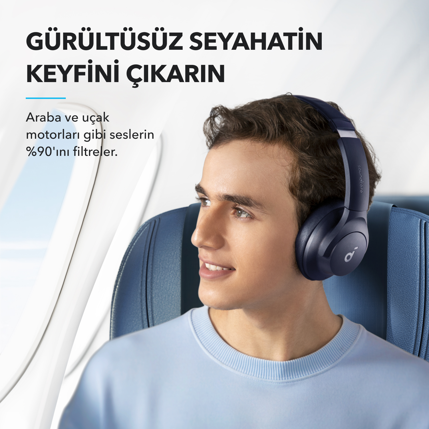Mavi bir uçak koltuğunda oturan kulaklıklı bir adam. Metin: Sessiz Yolculuğun Keyfini Çıkarın.