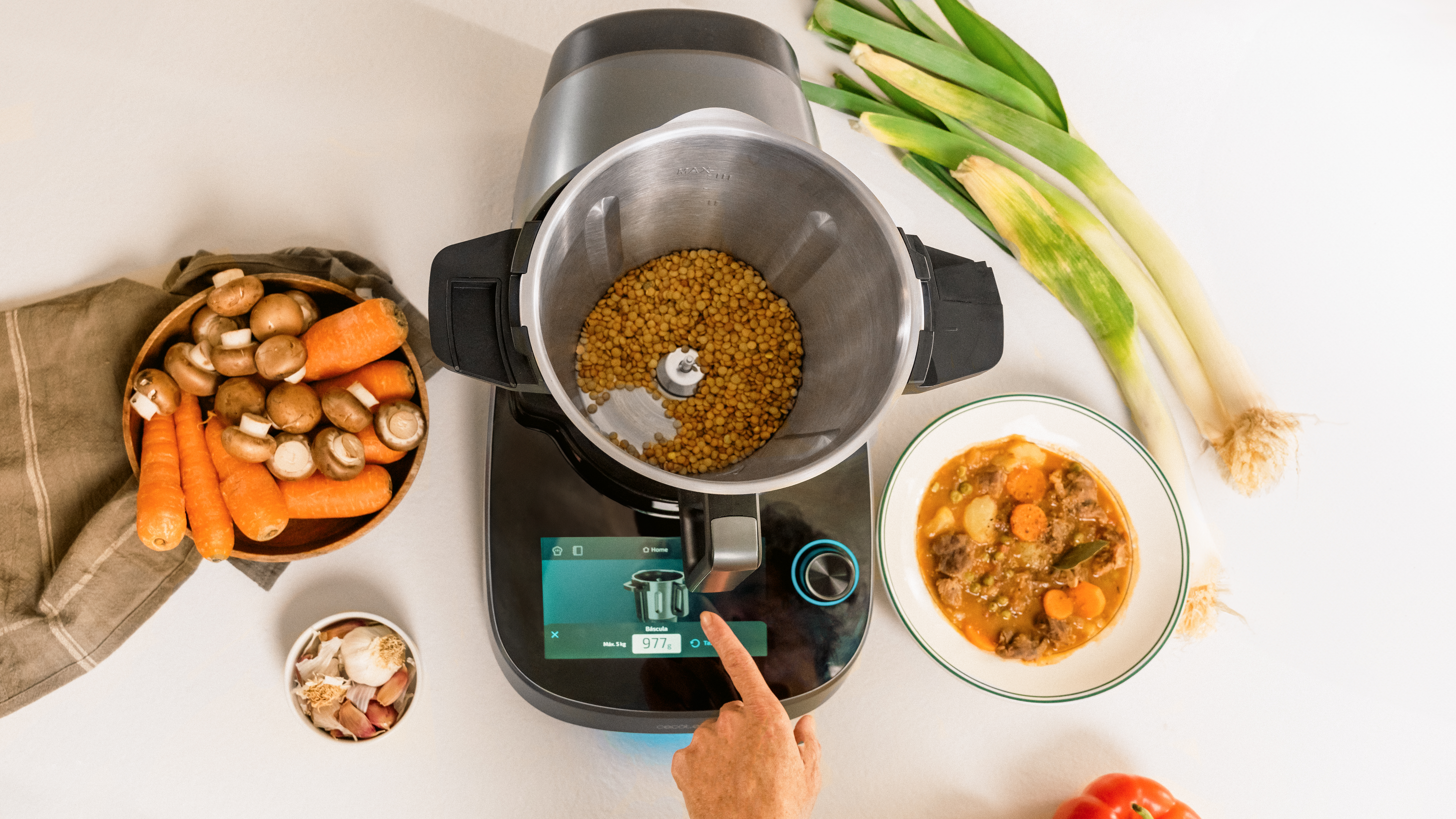 Ingredientes para cocinar y un procesador de alimentos con pantalla táctil.
