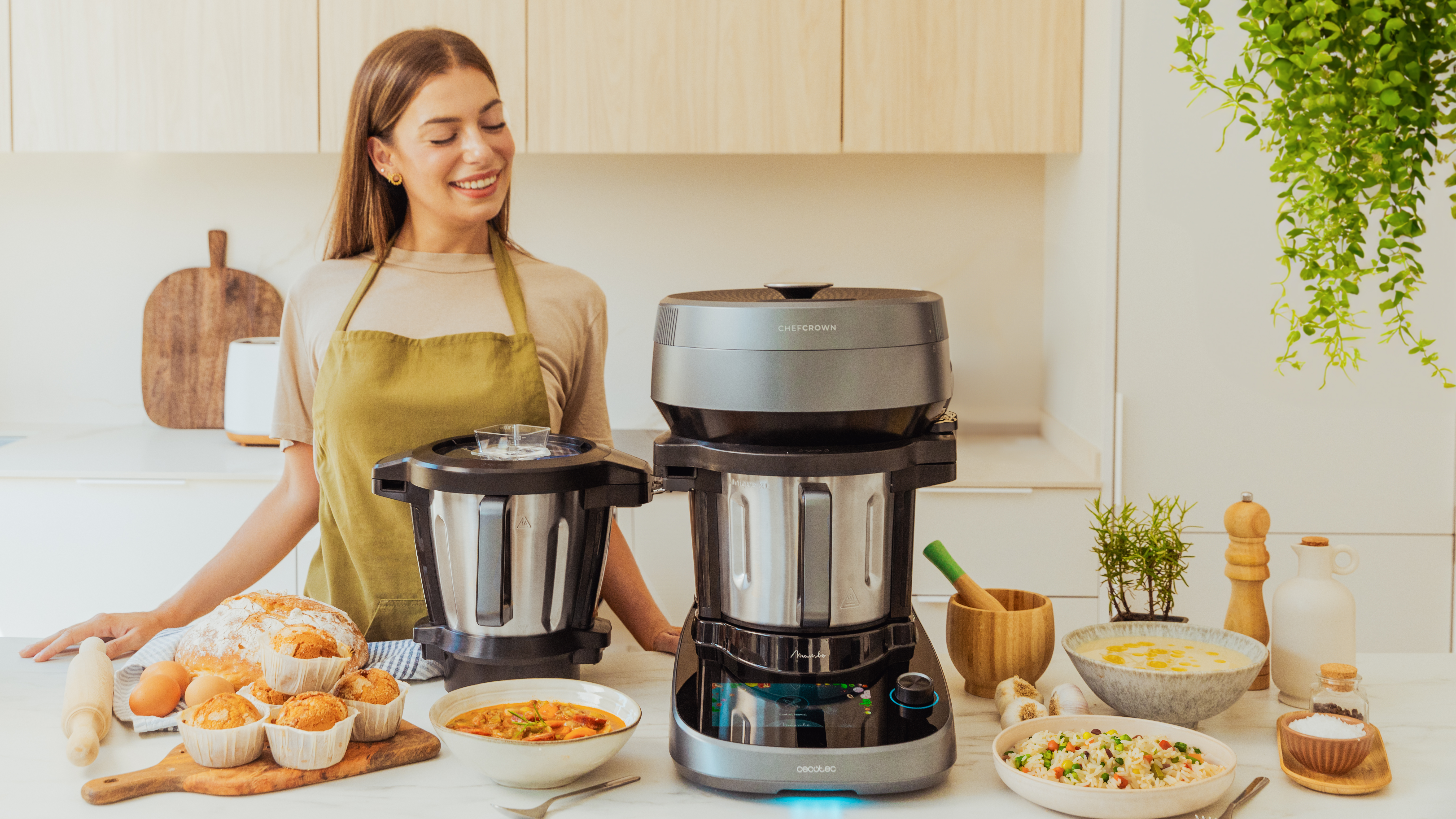 Mujer en una cocina con dos procesadores de alimentos Cecotec e ingredientes.