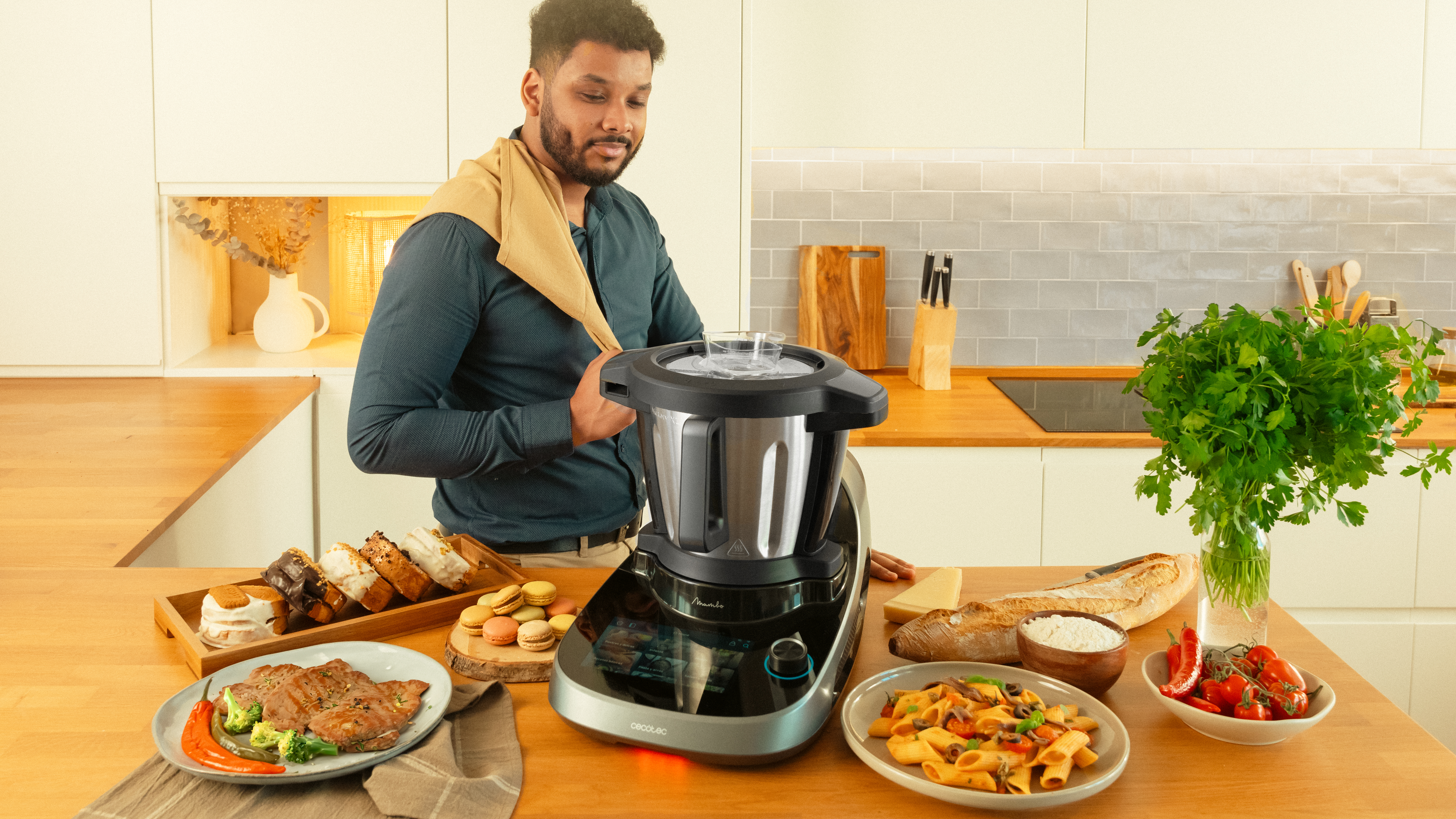 Un hombre con un electrodoméstico de cocina y comida en una mesa de madera.