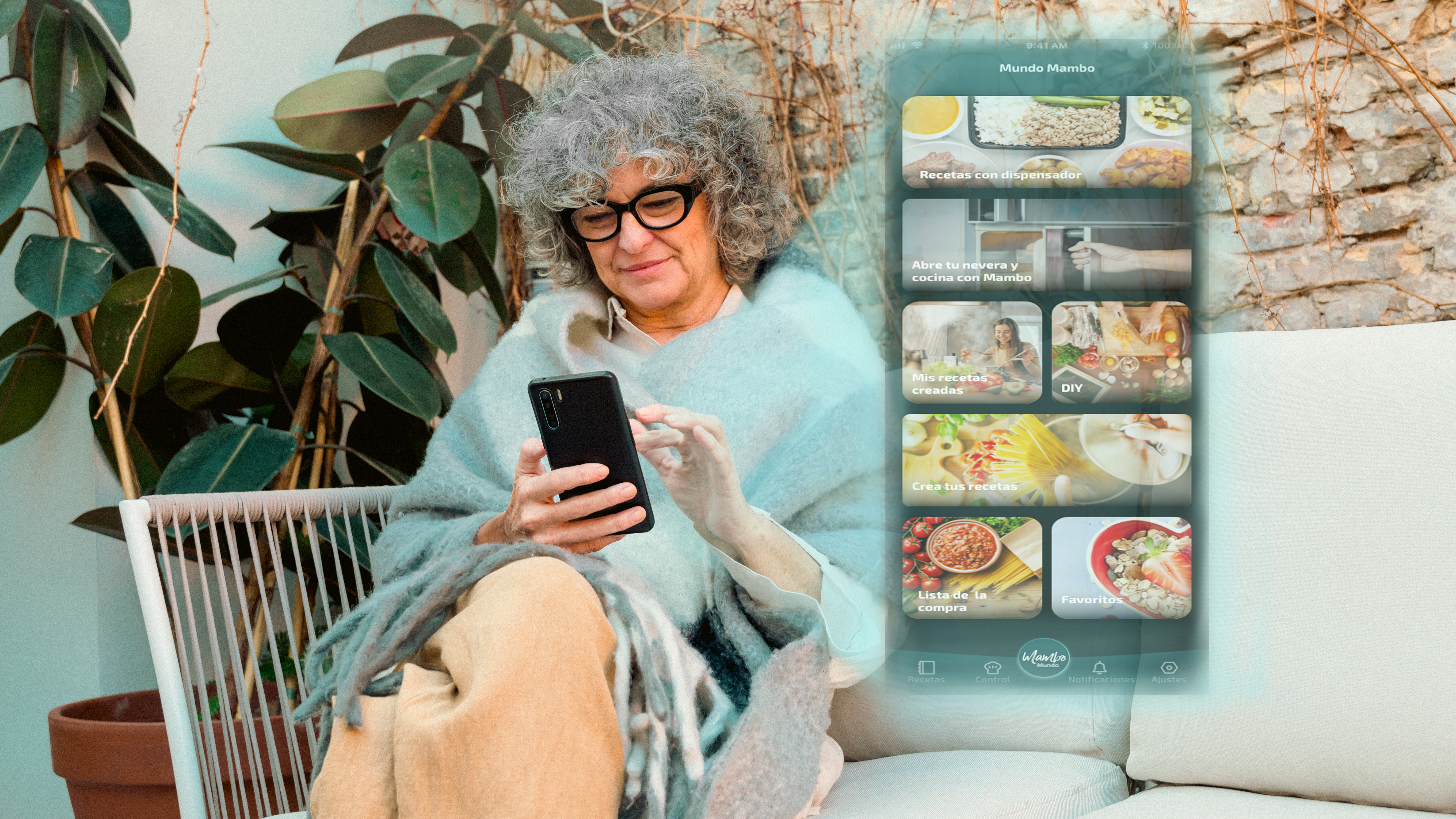 Una mujer mayor usando un teléfono con una interfaz de aplicación de cocina.
