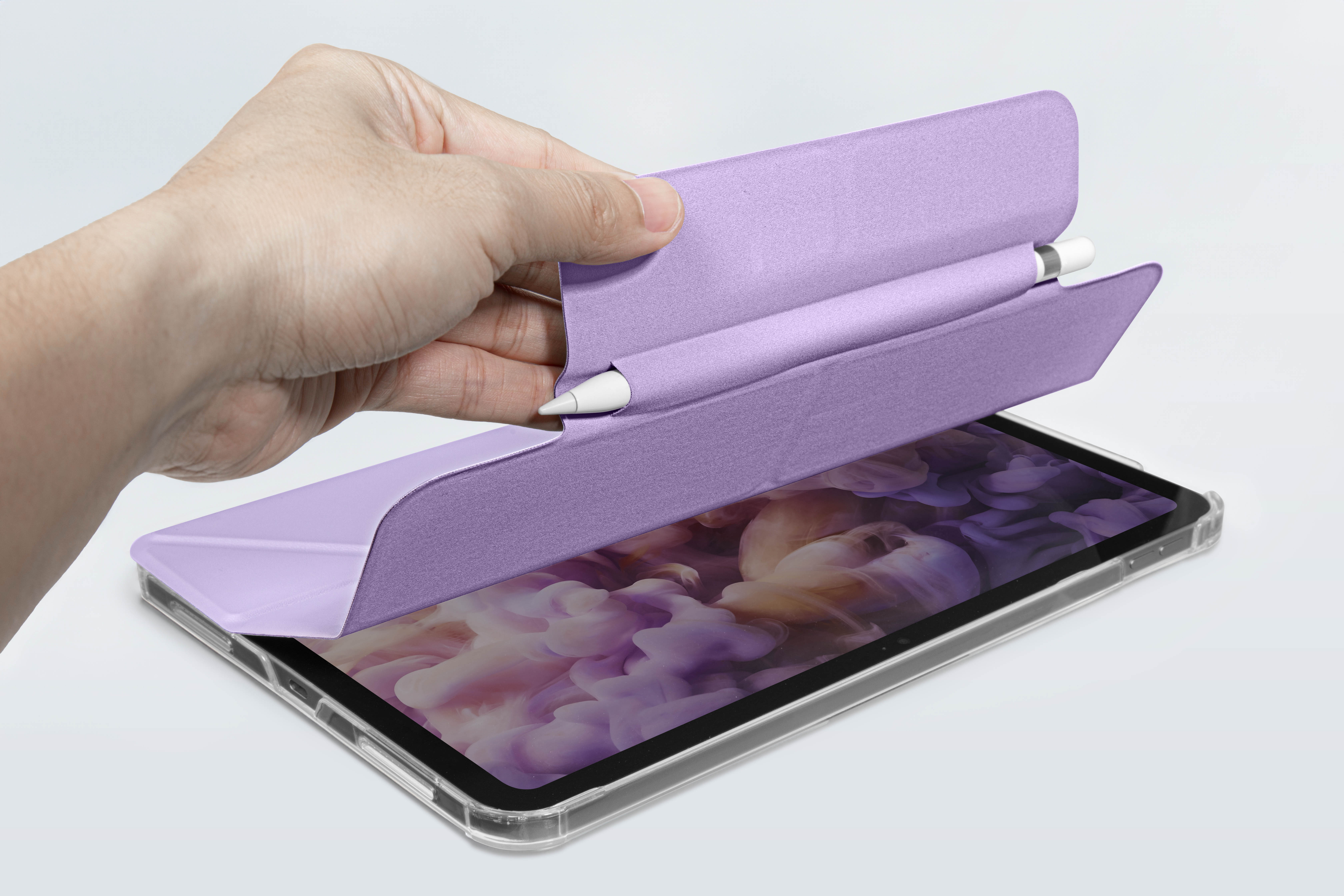 Eine Hand öffnet ein lila Etui, um ein Tablet mit einem Stift darin freizulegen. Das Etui ist offen.