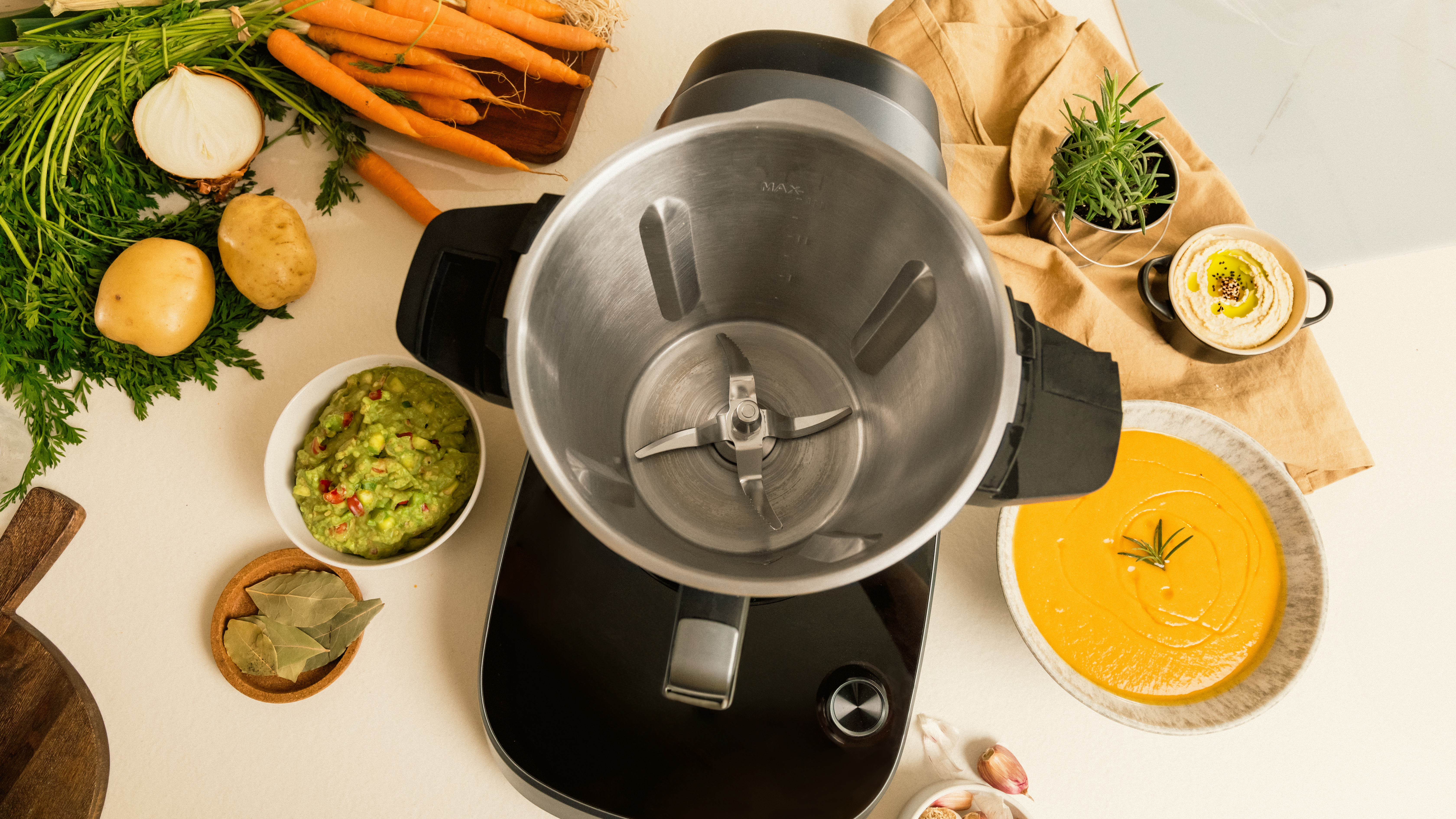 Vista superior de un electrodoméstico de cocina con ingredientes como verduras y salsas.